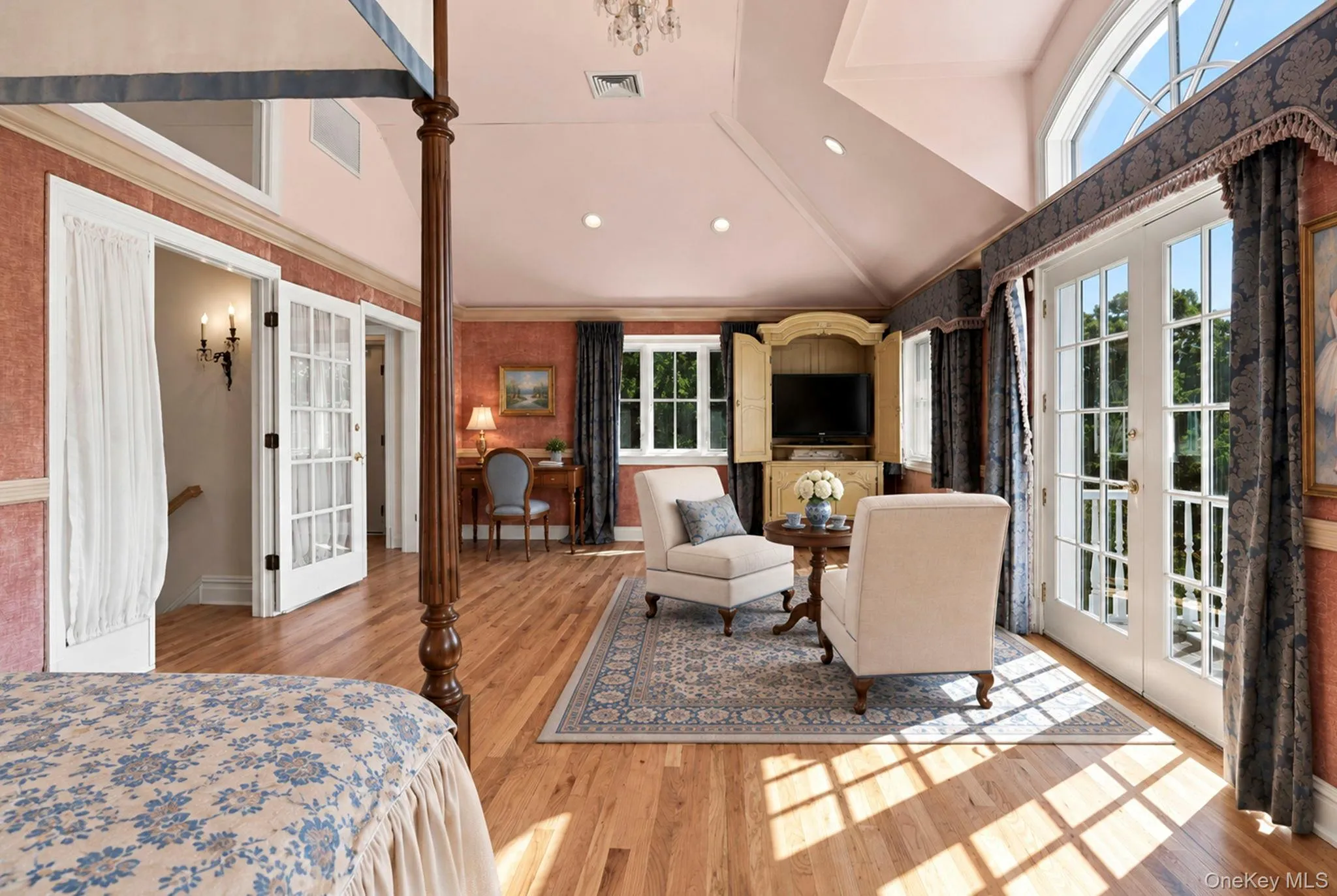 With Juliette Balcony, 2 baths, a hall of closets (Virtually Staged) With Juliette Balcony, 2 baths, a hall of closets (Virtually Staged)