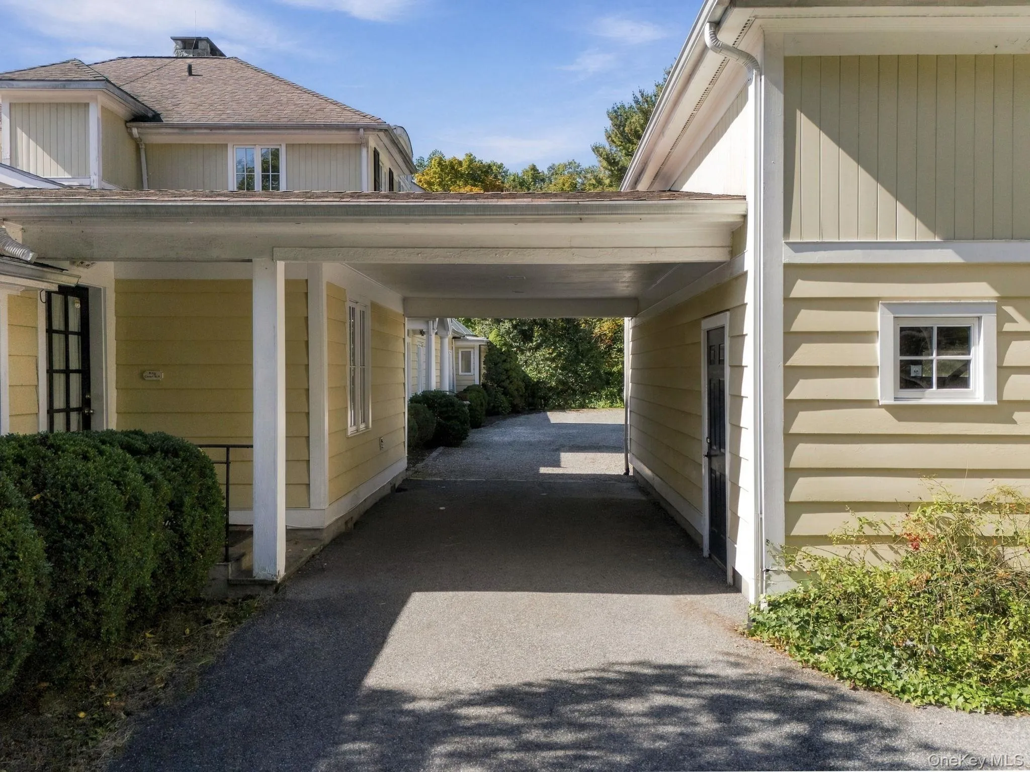 Porte Cochere / Covered Entry between Kitchen & Garage Porte Cochere / Covered Entry between Kitchen & Garage