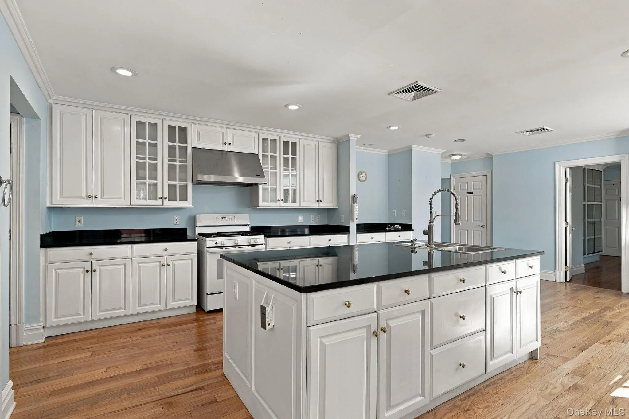 With dining area at the end and two sink stations With dining area at the end and two sink stations