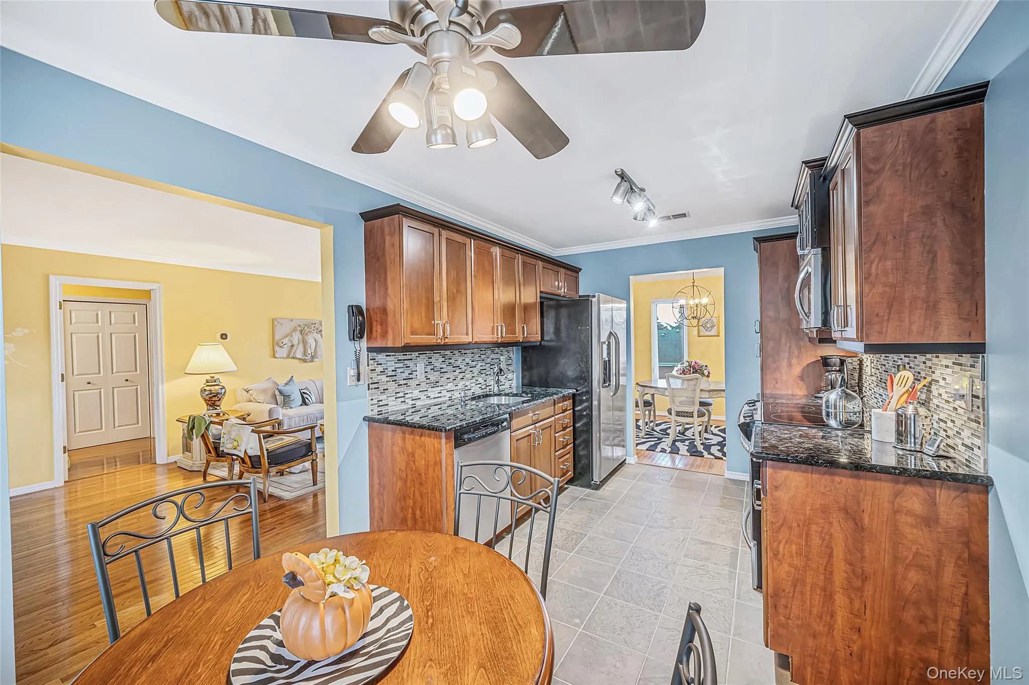 Access from Living Room and Dining Room to Kitchen Access from Living Room and Dining Room to Kitchen