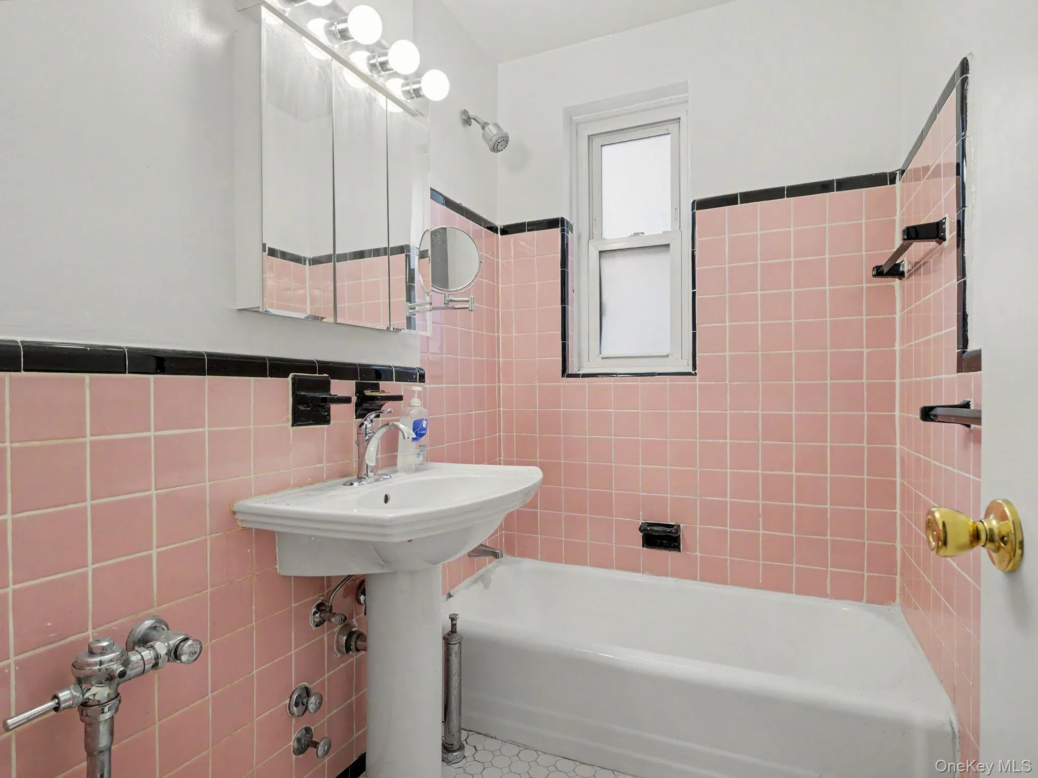 A nostalgic retro bath. A nostalgic retro bath.