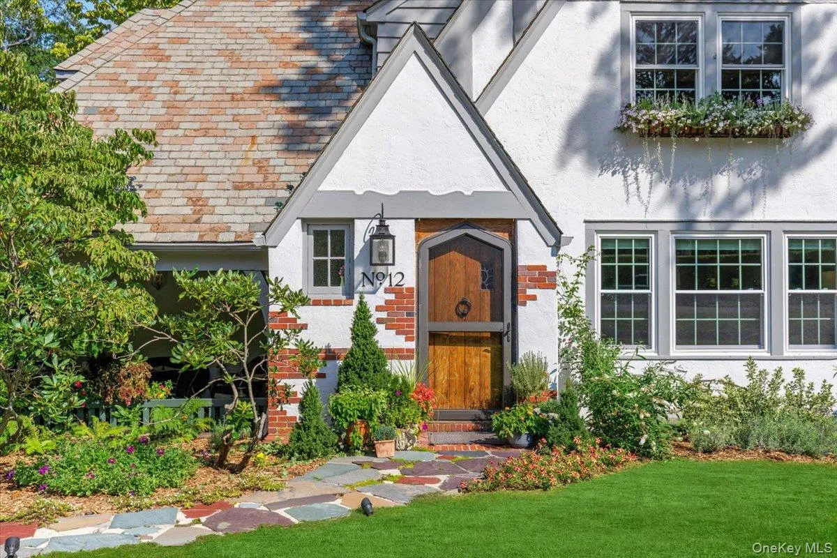 Welcoming front entrance and slate roof Welcoming front entrance and slate roof