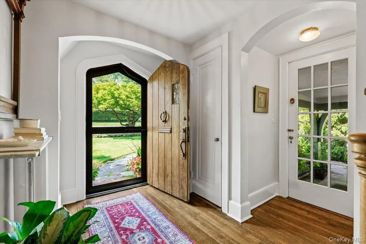 Gracious entry foyer with original arched doorway Gracious entry foyer with original arched doorway