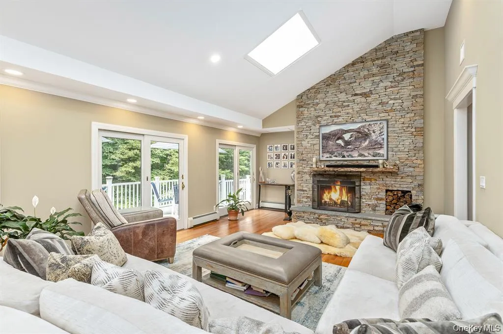 29 Farm Road, Smithtown, NY, 4 Bedrooms Bedrooms, 10 Rooms Rooms,3 BathroomsBathrooms,Residential,For Rent,Farm,0,1047851 29 Farm Road, Smithtown, NY, 4 Bedrooms Bedrooms, 10 Rooms Rooms,3 BathroomsBathrooms,Residential,For Rent,Farm,0,1047851