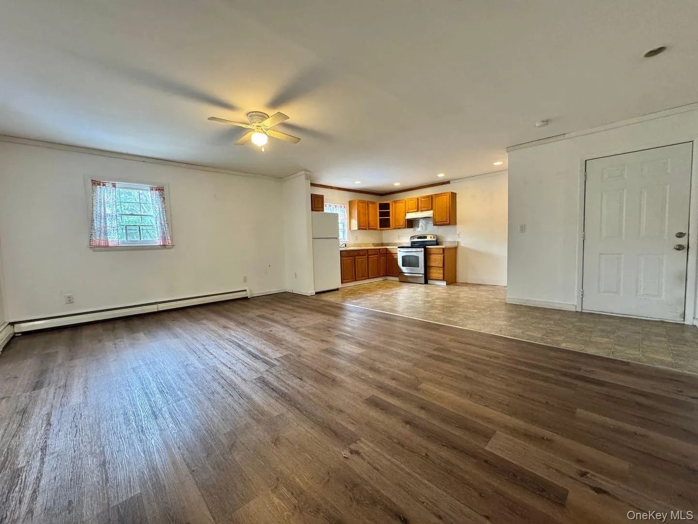 Living room, kitchen and entrance. Living room, kitchen and entrance.