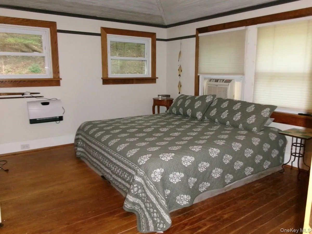 Nicely proportioned Master Bedroom has custom woodwork and direct views of Graham Hills Park. Nicely proportioned Master Bedroom has custom woodwork and direct views of Graham Hills Park.
