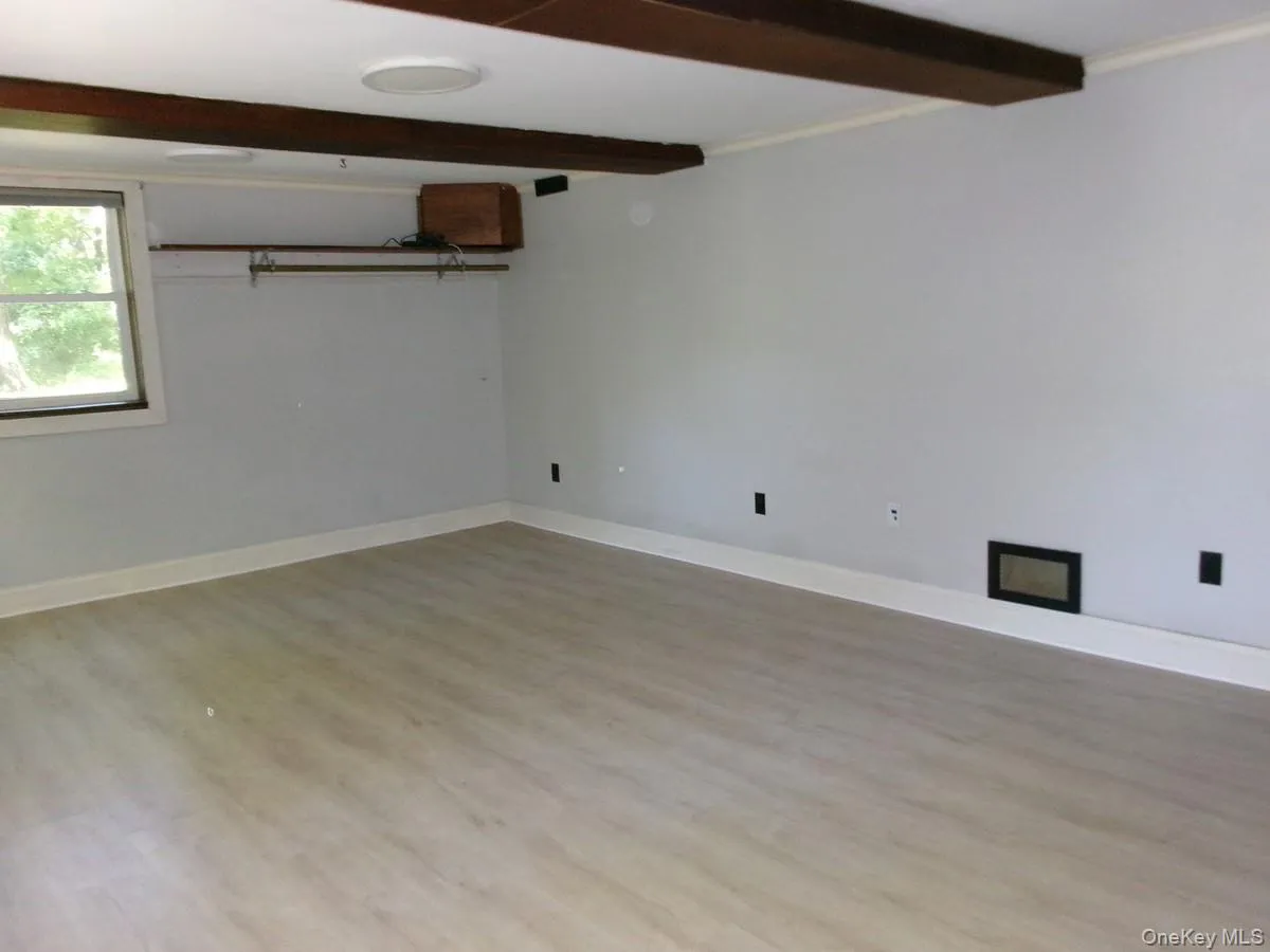 Large, clean room is great for entertaining! Large, clean room is great for entertaining!
