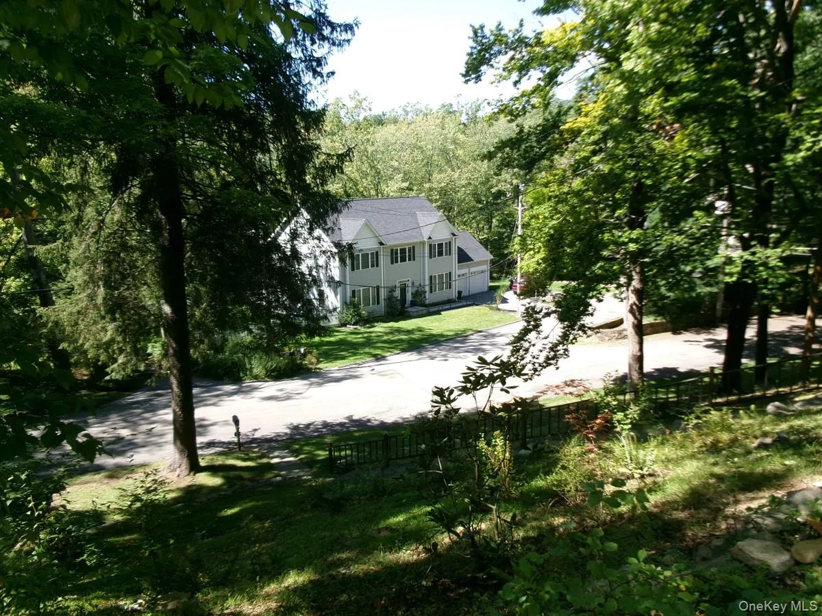 There are clear view of the street from the Patio. There are clear view of the street from the Patio.