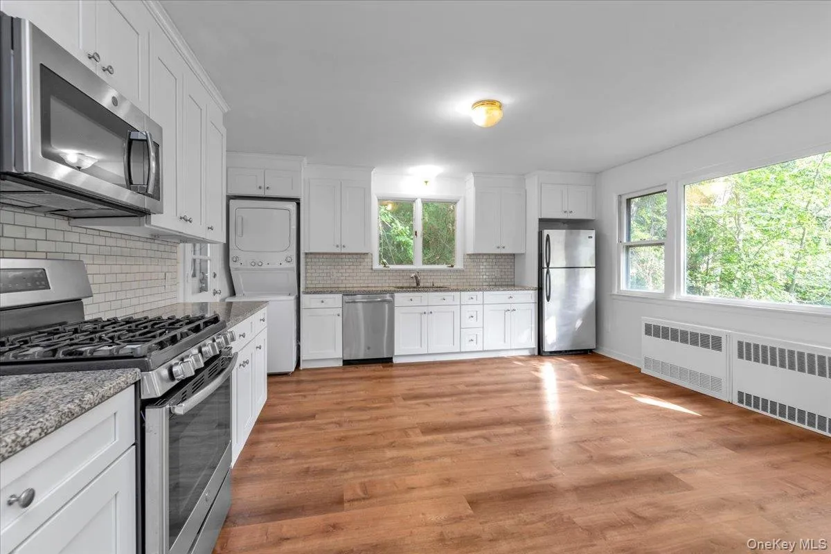 22 Putnam Avenue, Glen Cove, NY, 2 Bedrooms Bedrooms, 4 Rooms Rooms,1 BathroomBathrooms,Residential Lease,For Rent,Putnam,0,1047875 22 Putnam Avenue, Glen Cove, NY, 2 Bedrooms Bedrooms, 4 Rooms Rooms,1 BathroomBathrooms,Residential Lease,For Rent,Putnam,0,1047875
