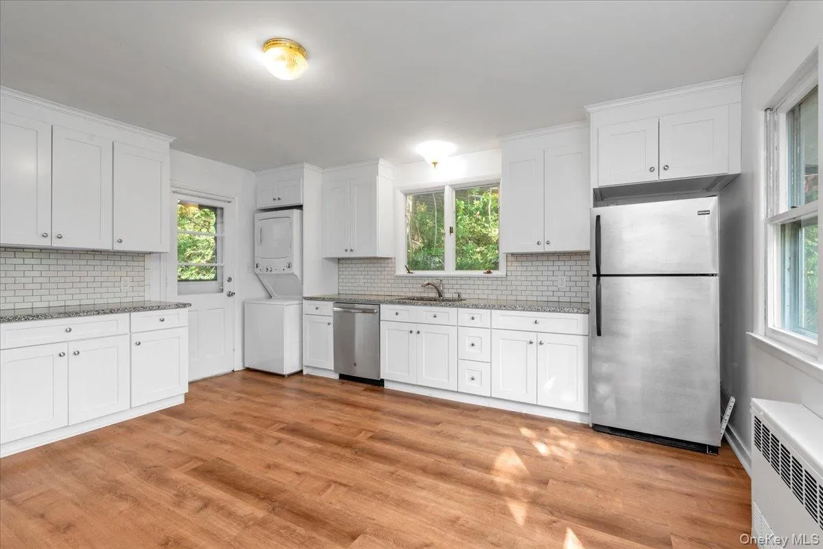 22 Putnam Avenue, Glen Cove, NY, 2 Bedrooms Bedrooms, 4 Rooms Rooms,1 BathroomBathrooms,Residential Lease,For Rent,Putnam,0,1047875 22 Putnam Avenue, Glen Cove, NY, 2 Bedrooms Bedrooms, 4 Rooms Rooms,1 BathroomBathrooms,Residential Lease,For Rent,Putnam,0,1047875
