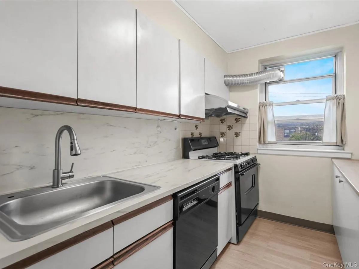 204-12 35th Avenue, New York, NY, 1 Bedroom Bedrooms, 4 Rooms Rooms,1 BathroomBathrooms,Residential,For Rent,35th,0,1047885 204-12 35th Avenue, New York, NY, 1 Bedroom Bedrooms, 4 Rooms Rooms,1 BathroomBathrooms,Residential,For Rent,35th,0,1047885