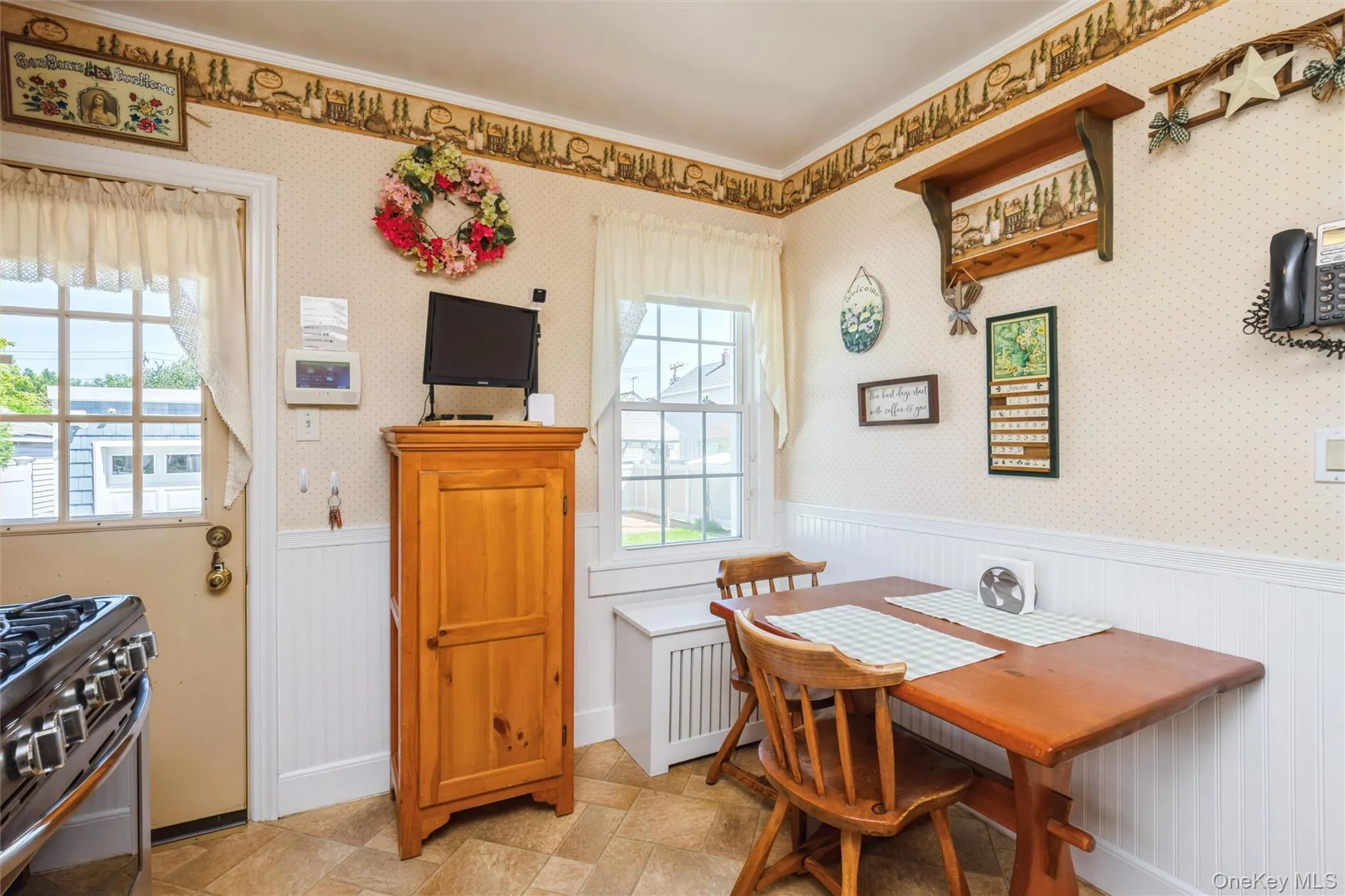 Eat in Kitchen w access to backyard Eat in Kitchen w access to backyard