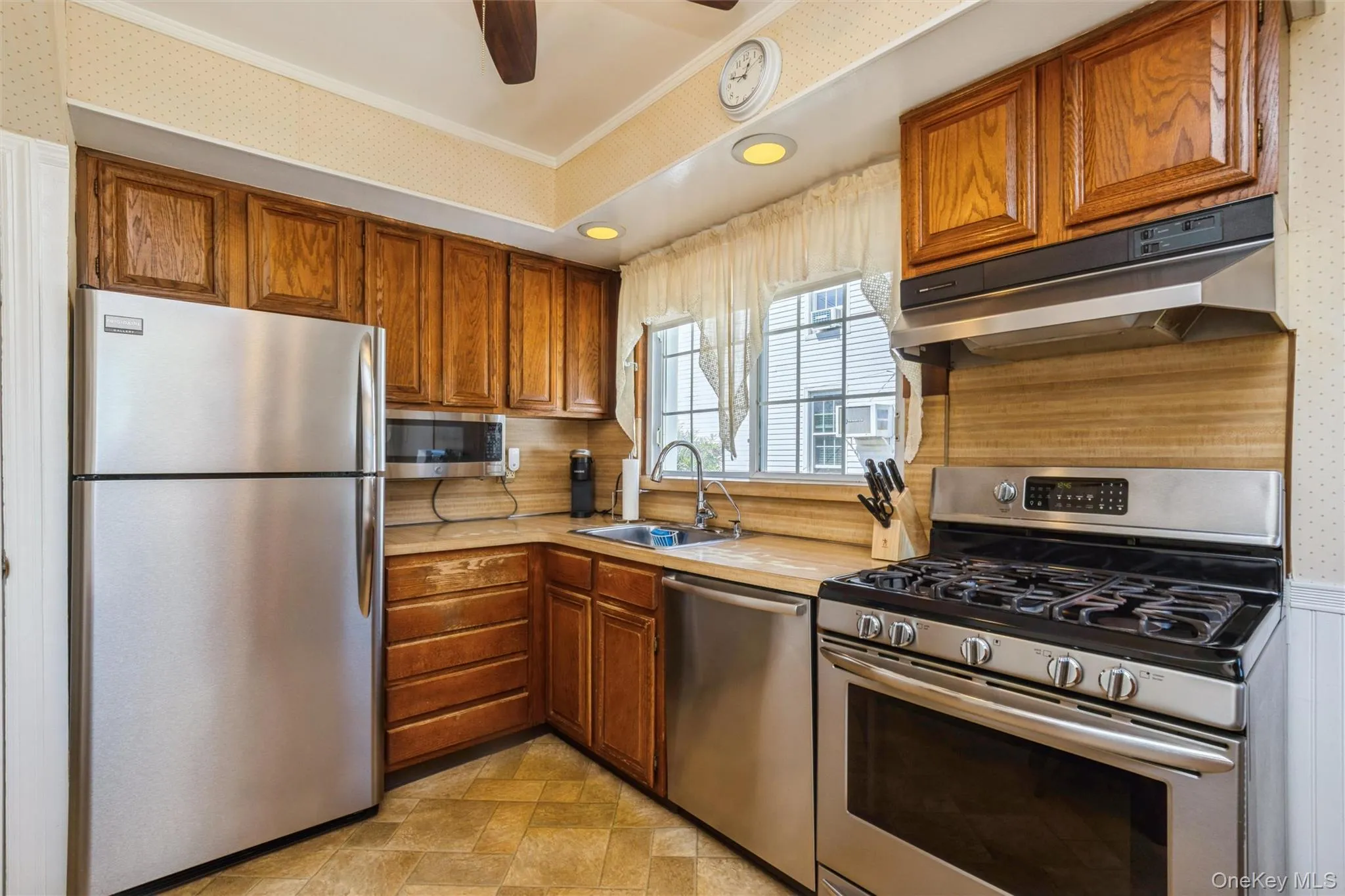 Eat in Kitchen with Stainless Steel Appliances Eat in Kitchen with Stainless Steel Appliances