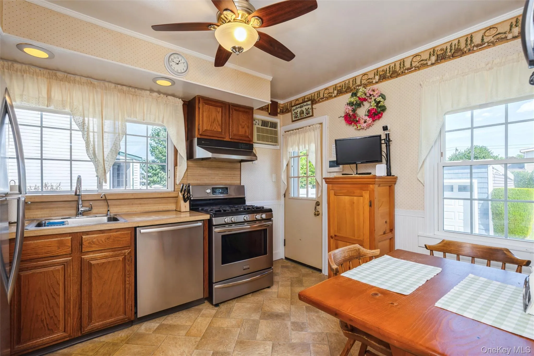 Eat in Kitchen Eat in Kitchen