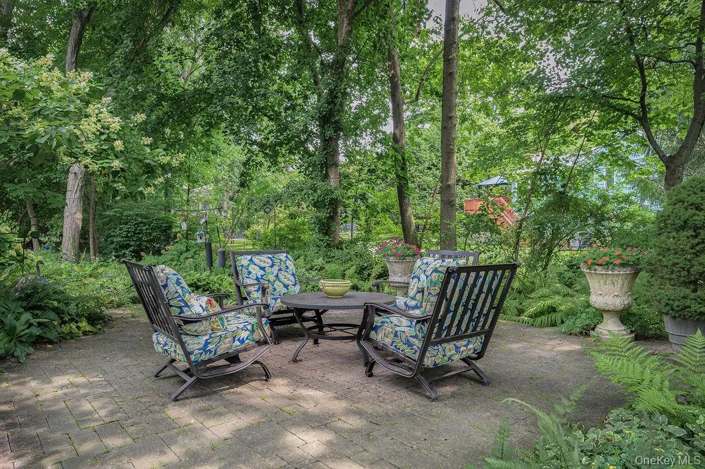 Sitting area surrounded by nature Sitting area surrounded by nature
