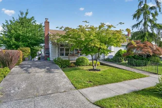 84 Lido Promenade, Babylon, NY, 3 Bedrooms Bedrooms, 7 Rooms Rooms,1 BathroomBathrooms,Residential,For Rent,Lido Promenade,0,1047898 84 Lido Promenade, Babylon, NY, 3 Bedrooms Bedrooms, 7 Rooms Rooms,1 BathroomBathrooms,Residential,For Rent,Lido Promenade,0,1047898