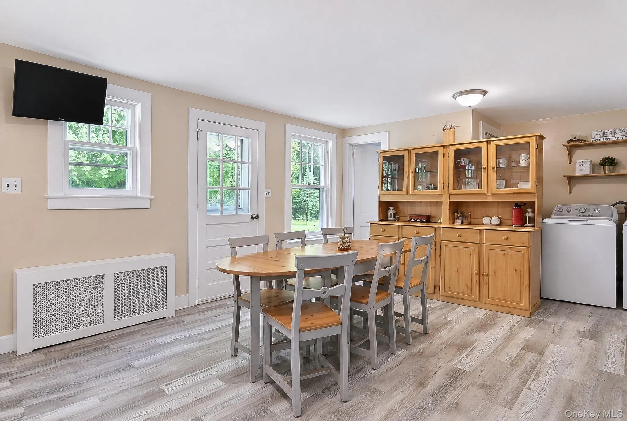 Eat in kitchen with door to the outside, easy to bring in one's groceries Eat in kitchen with door to the outside, easy to bring in one's groceries