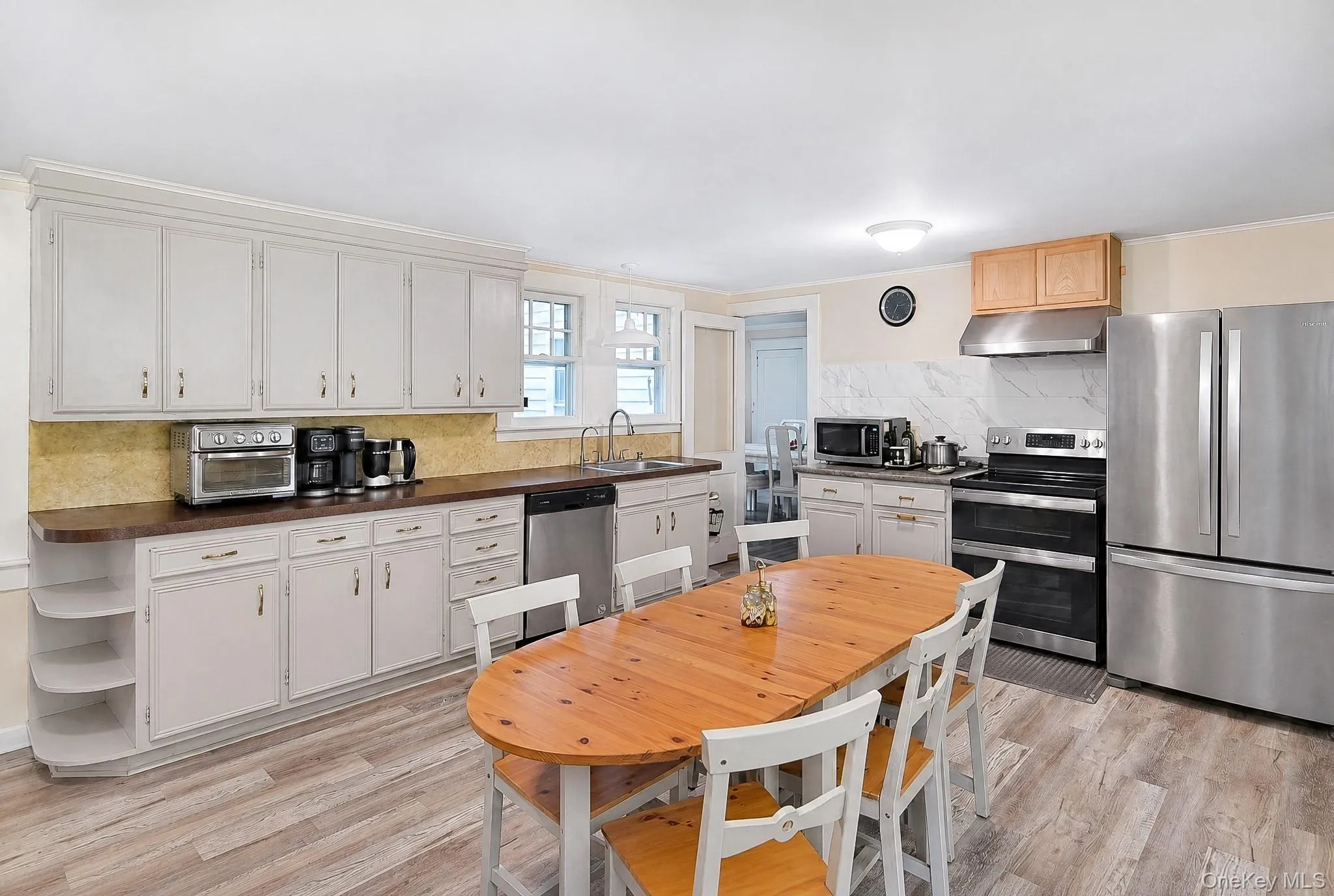 Range, refrigerator & dishwasher included Range, refrigerator & dishwasher included