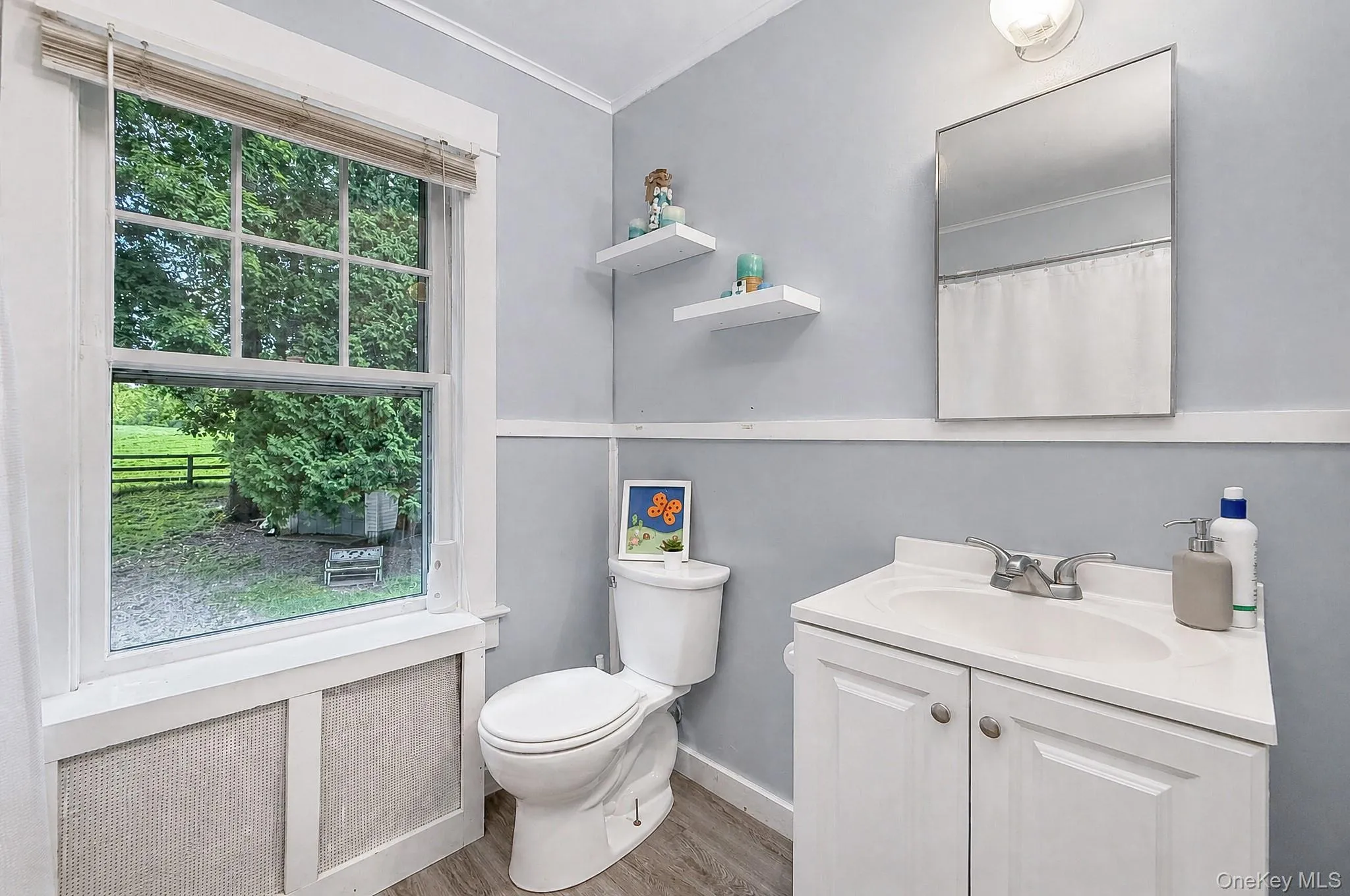 Full bathroom with tub for the 2 upstairs bedrooms Full bathroom with tub for the 2 upstairs bedrooms