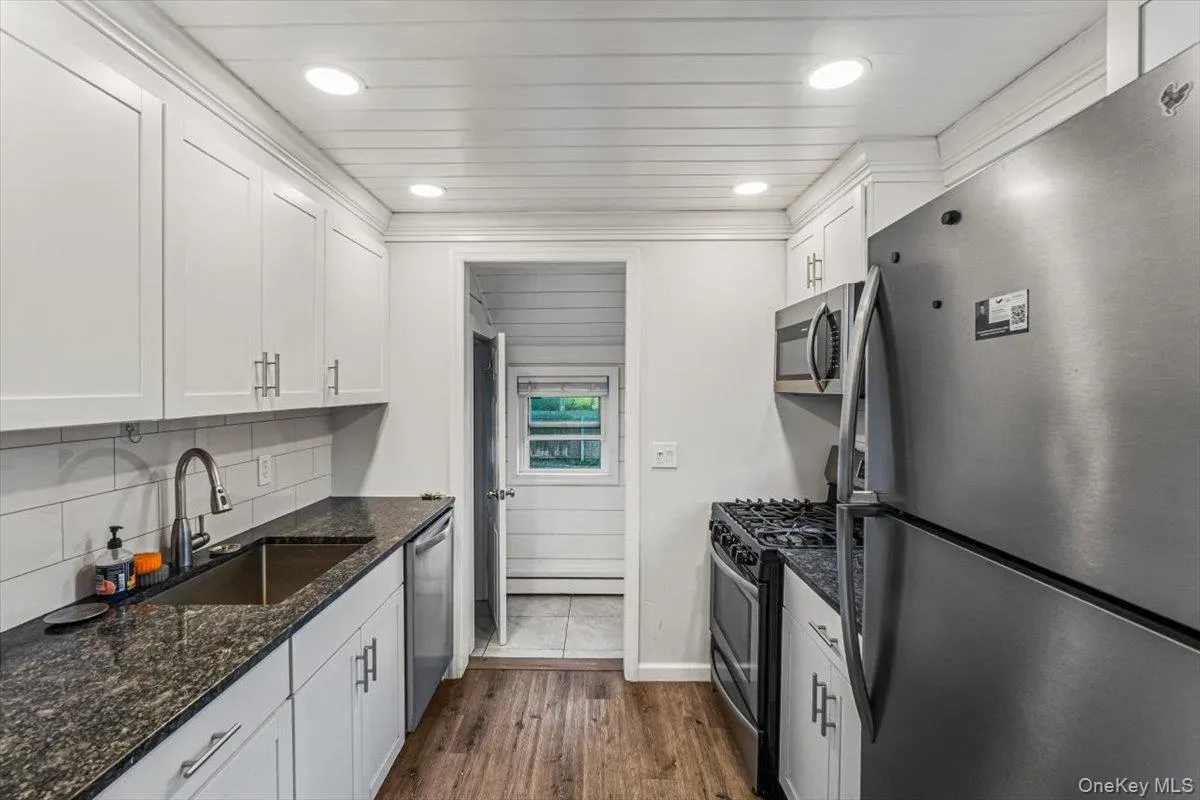 145 Carroll Avenue, Brookhaven, NY, 2 Bedrooms Bedrooms, 5 Rooms Rooms,1 BathroomBathrooms,Residential,For Rent,Carroll,0,1047914 145 Carroll Avenue, Brookhaven, NY, 2 Bedrooms Bedrooms, 5 Rooms Rooms,1 BathroomBathrooms,Residential,For Rent,Carroll,0,1047914