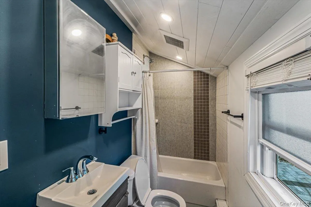 145 Carroll Avenue, Brookhaven, NY, 2 Bedrooms Bedrooms, 5 Rooms Rooms,1 BathroomBathrooms,Residential,For Rent,Carroll,0,1047914 145 Carroll Avenue, Brookhaven, NY, 2 Bedrooms Bedrooms, 5 Rooms Rooms,1 BathroomBathrooms,Residential,For Rent,Carroll,0,1047914