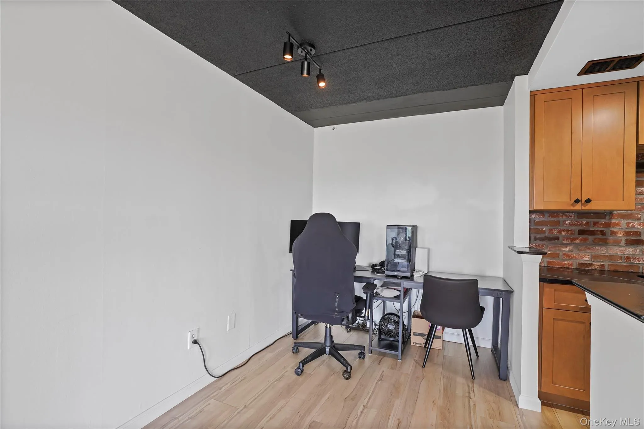 This office space was originally an eat inkitchen : you also have a dining area for a large table. This office space was originally an eat inkitchen : you also have a dining area for a large table.