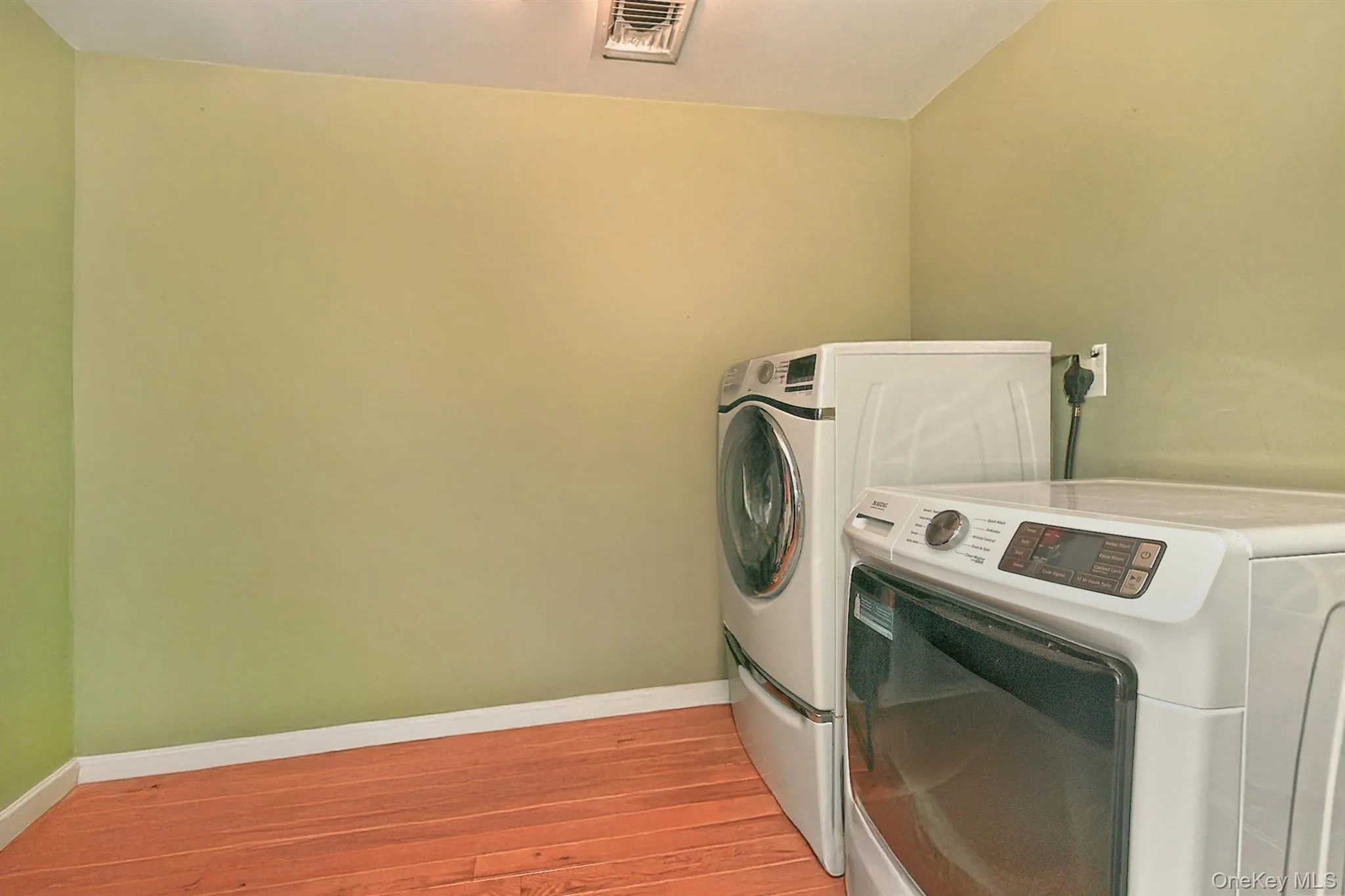 7 Ona Avenue, Huntington, NY, 4 Bedrooms Bedrooms, 9 Rooms Rooms,2 BathroomsBathrooms,Residential,For Rent,Ona,0,1047921 7 Ona Avenue, Huntington, NY, 4 Bedrooms Bedrooms, 9 Rooms Rooms,2 BathroomsBathrooms,Residential,For Rent,Ona,0,1047921