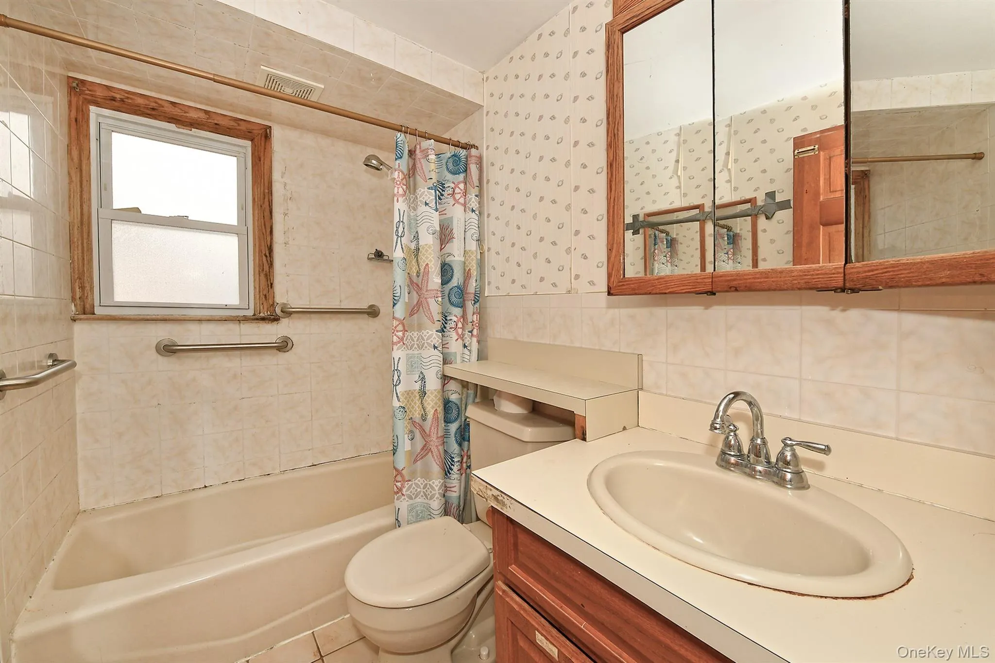 12 Hull Avenue, North Hempstead, NY, 5 Bedrooms Bedrooms, 7 Rooms Rooms,1 BathroomBathrooms,Residential,For Rent,Hull,0,1047936 12 Hull Avenue, North Hempstead, NY, 5 Bedrooms Bedrooms, 7 Rooms Rooms,1 BathroomBathrooms,Residential,For Rent,Hull,0,1047936