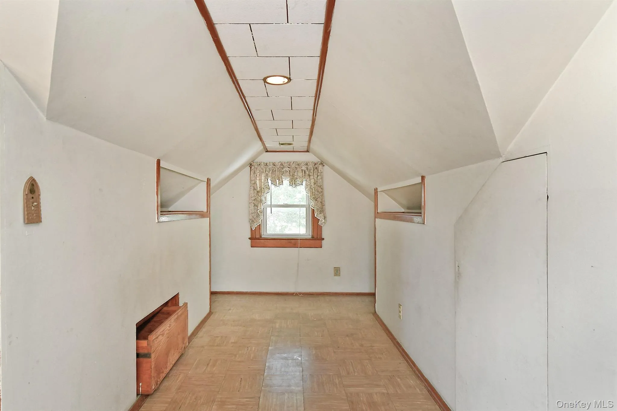 12 Hull Avenue, North Hempstead, NY, 5 Bedrooms Bedrooms, 7 Rooms Rooms,1 BathroomBathrooms,Residential,For Rent,Hull,0,1047936 12 Hull Avenue, North Hempstead, NY, 5 Bedrooms Bedrooms, 7 Rooms Rooms,1 BathroomBathrooms,Residential,For Rent,Hull,0,1047936