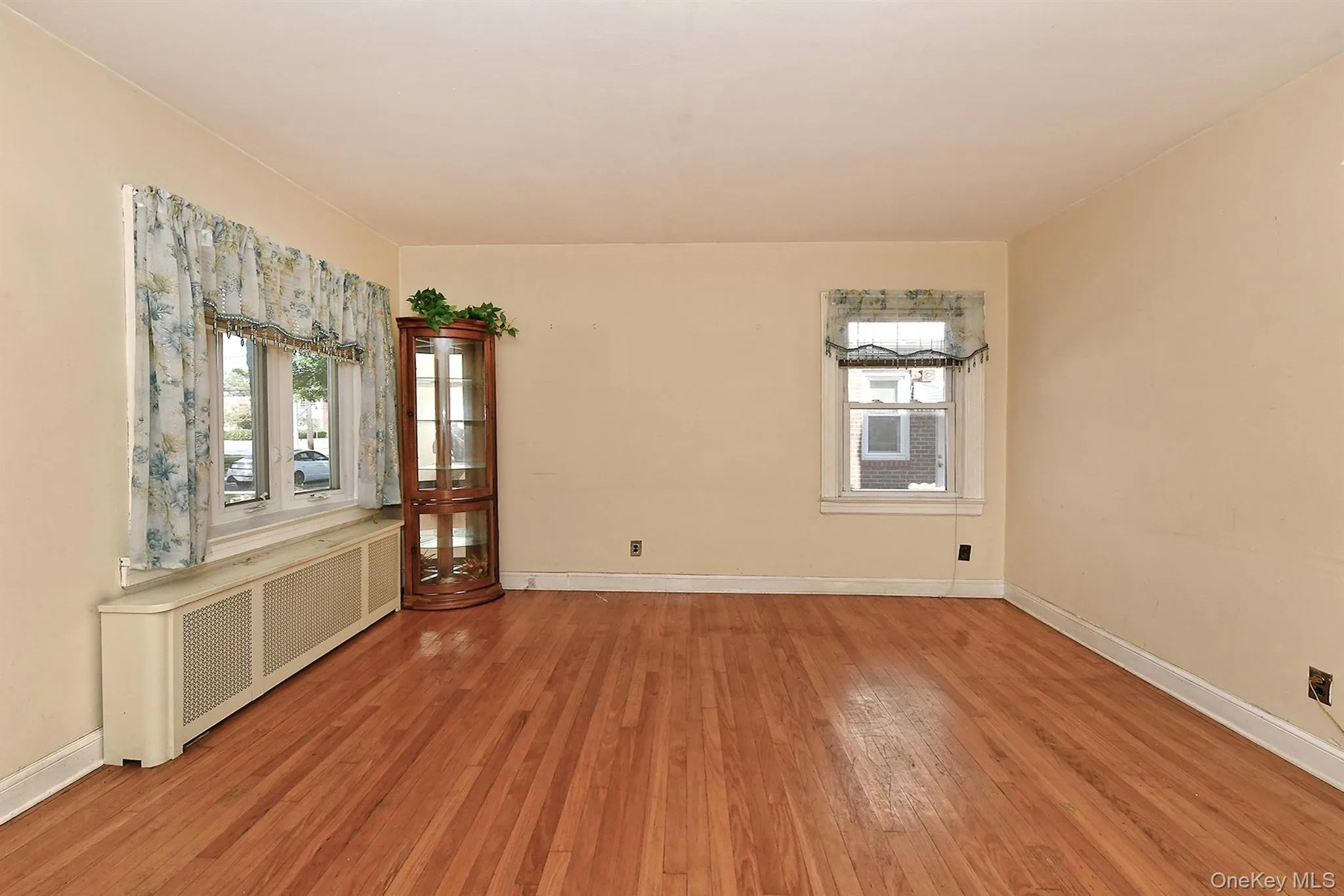 12 Hull Avenue, North Hempstead, NY, 5 Bedrooms Bedrooms, 7 Rooms Rooms,1 BathroomBathrooms,Residential,For Rent,Hull,0,1047936 12 Hull Avenue, North Hempstead, NY, 5 Bedrooms Bedrooms, 7 Rooms Rooms,1 BathroomBathrooms,Residential,For Rent,Hull,0,1047936