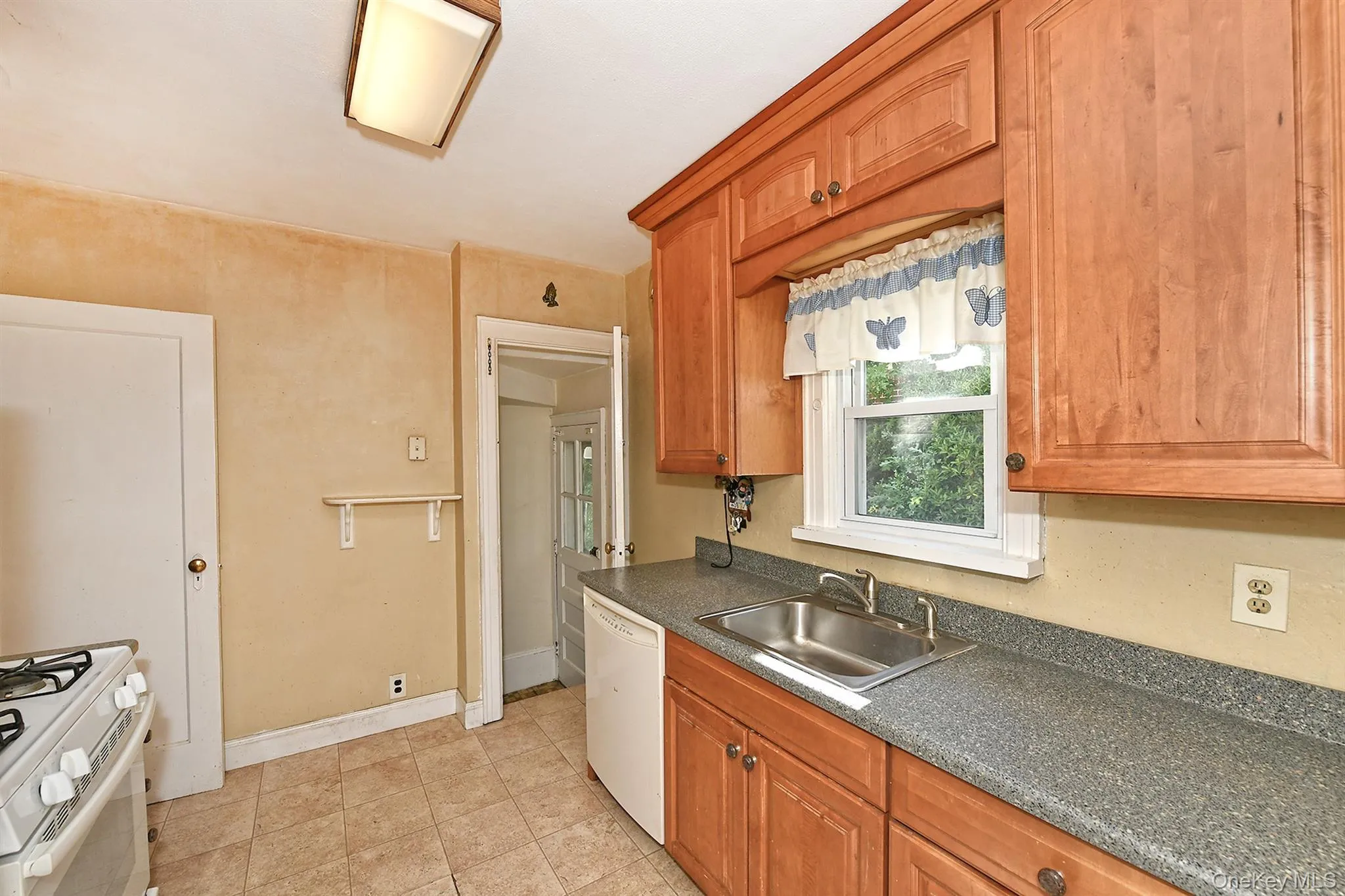 12 Hull Avenue, North Hempstead, NY, 5 Bedrooms Bedrooms, 7 Rooms Rooms,1 BathroomBathrooms,Residential,For Rent,Hull,0,1047936 12 Hull Avenue, North Hempstead, NY, 5 Bedrooms Bedrooms, 7 Rooms Rooms,1 BathroomBathrooms,Residential,For Rent,Hull,0,1047936