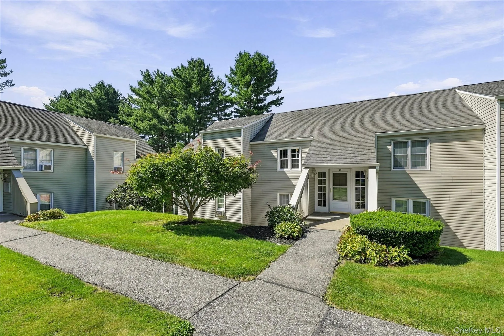 Easy access from the garage and parking spaces Easy access from the garage and parking spaces