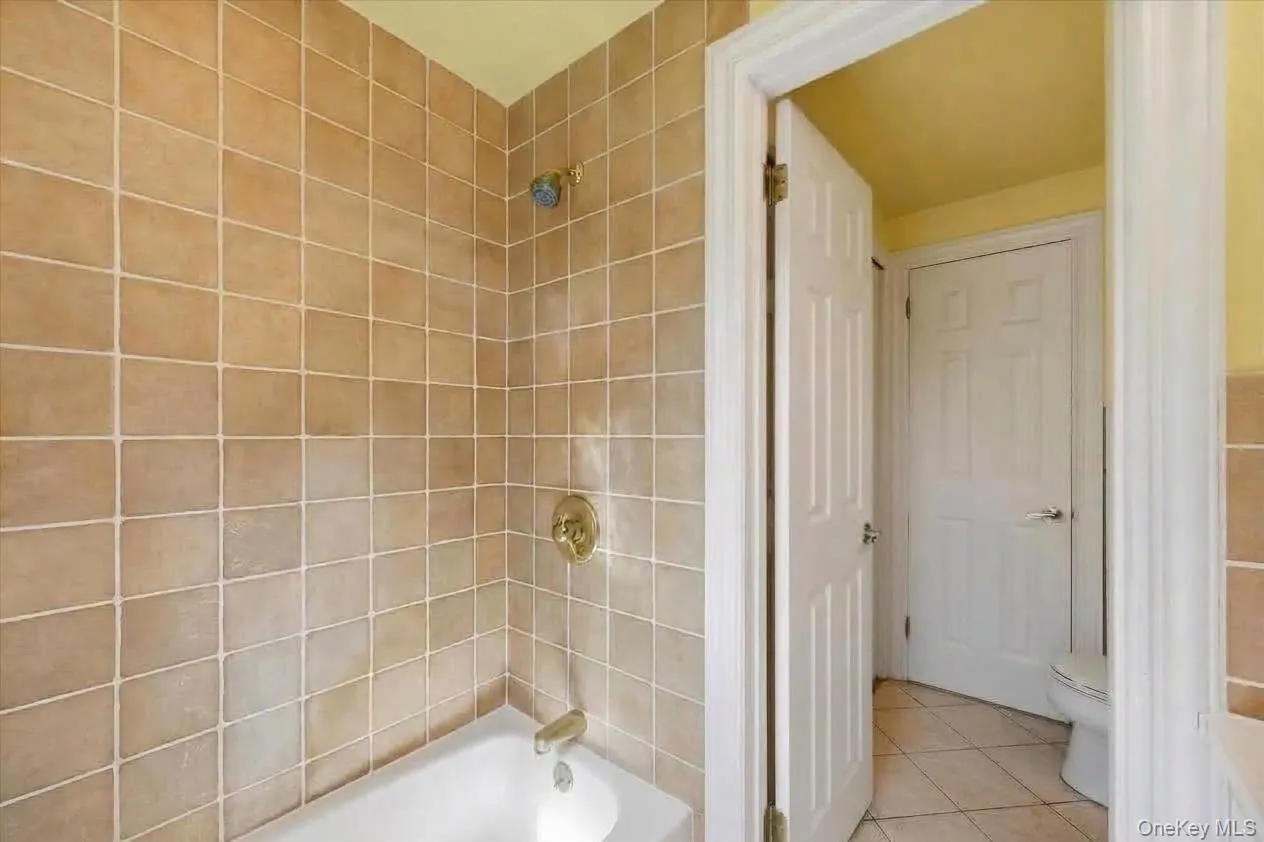 Fully tiled tub surround Fully tiled tub surround