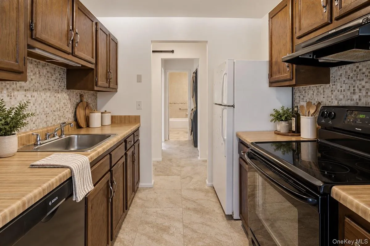 Virtually staged to illustrate potential furniture placement and décor. Virtually staged to illustrate potential furniture placement and décor.