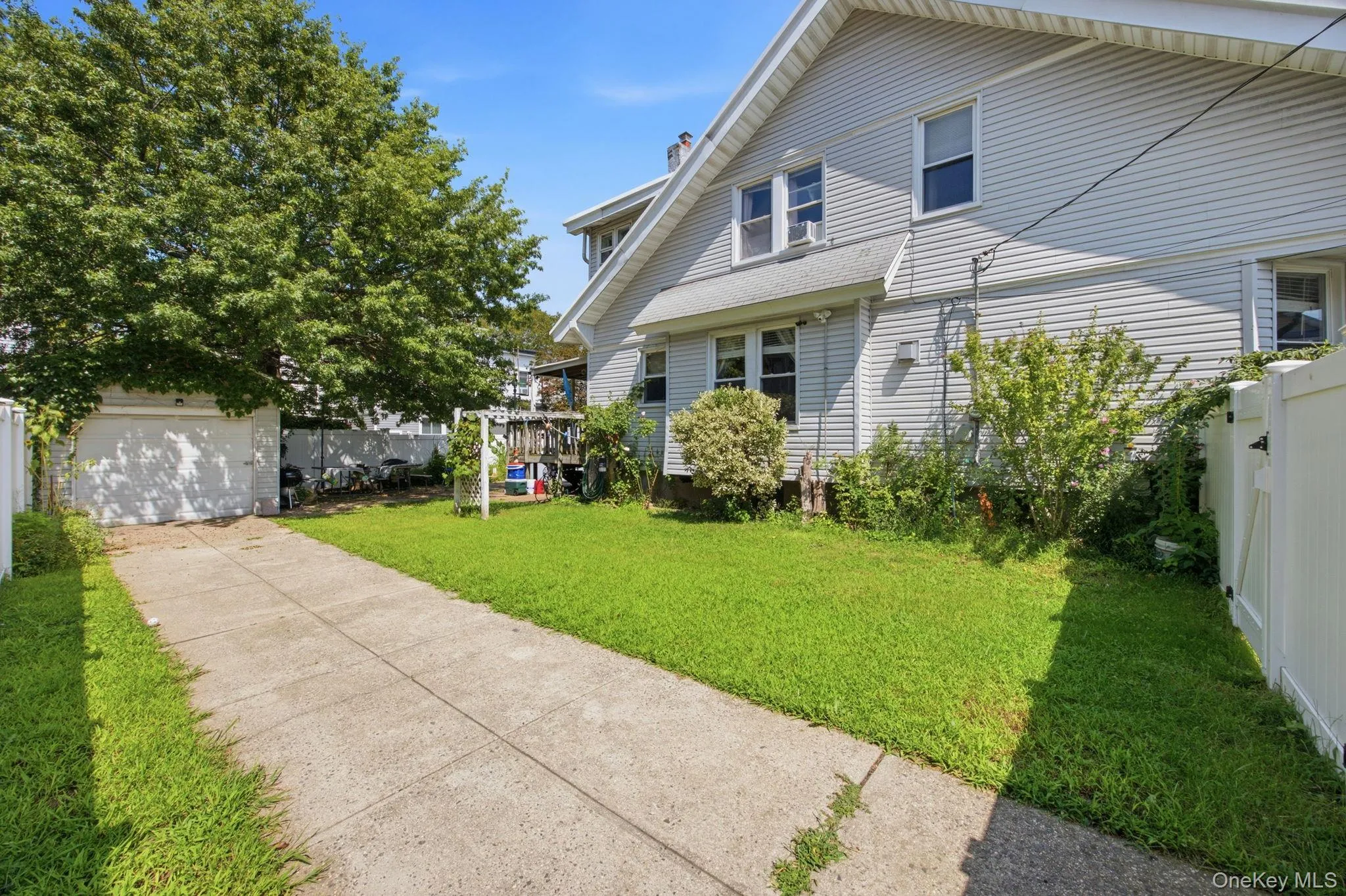 93-27 92nd Avenue, New York, NY, 4 Bedrooms Bedrooms, 7 Rooms Rooms,1 BathroomBathrooms,Residential,For Rent,92nd,0,1048019 93-27 92nd Avenue, New York, NY, 4 Bedrooms Bedrooms, 7 Rooms Rooms,1 BathroomBathrooms,Residential,For Rent,92nd,0,1048019