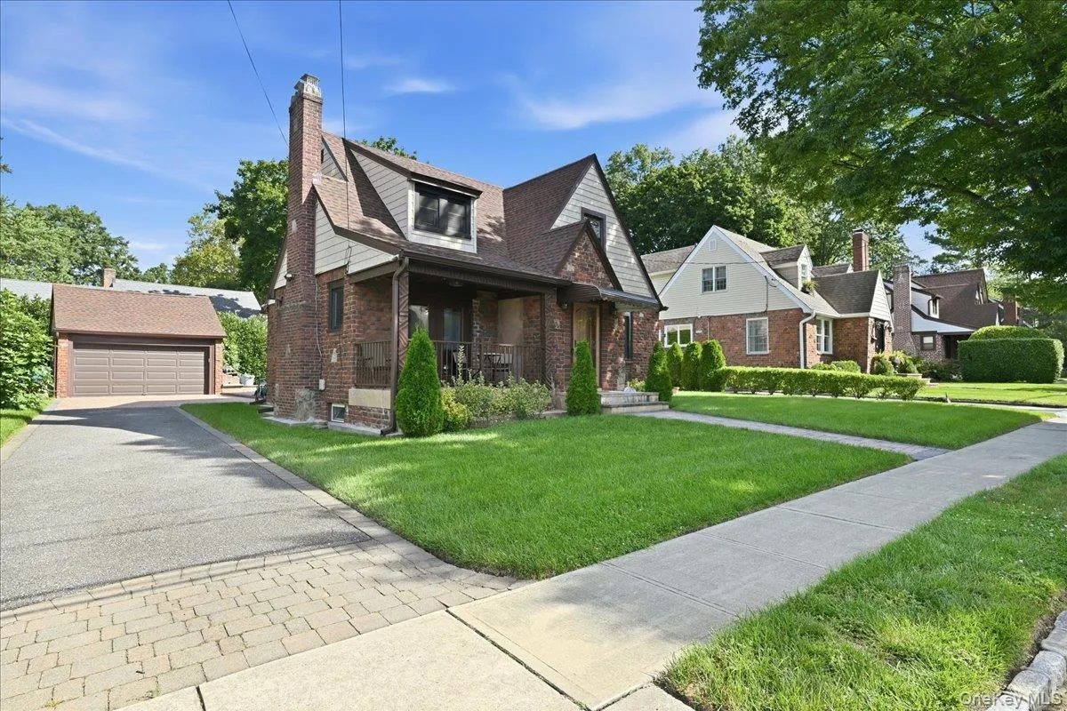 201 Glenmore Street, North Hempstead, NY, 3 Bedrooms Bedrooms, 7 Rooms Rooms,1 BathroomBathrooms,Residential Lease,For Rent,Glenmore,0,1048020 201 Glenmore Street, North Hempstead, NY, 3 Bedrooms Bedrooms, 7 Rooms Rooms,1 BathroomBathrooms,Residential Lease,For Rent,Glenmore,0,1048020