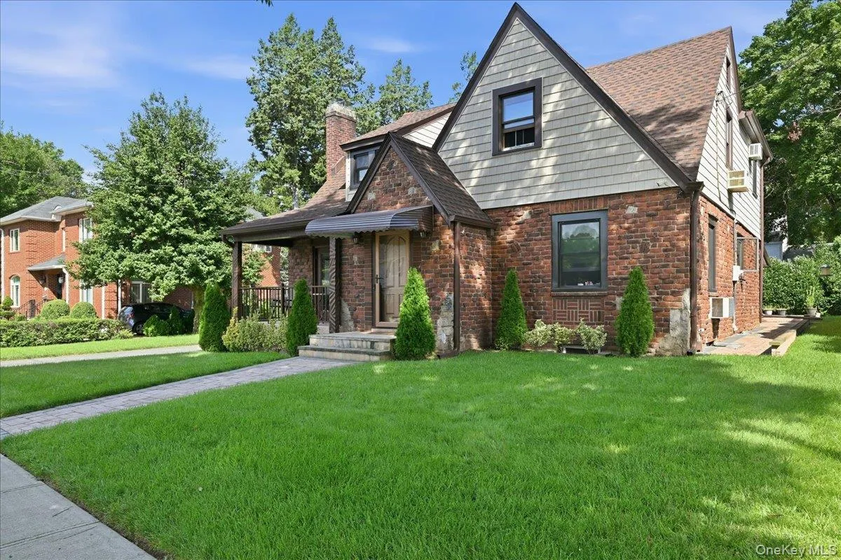 201 Glenmore Street, North Hempstead, NY, 3 Bedrooms Bedrooms, 7 Rooms Rooms,1 BathroomBathrooms,Residential Lease,For Rent,Glenmore,0,1048020 201 Glenmore Street, North Hempstead, NY, 3 Bedrooms Bedrooms, 7 Rooms Rooms,1 BathroomBathrooms,Residential Lease,For Rent,Glenmore,0,1048020