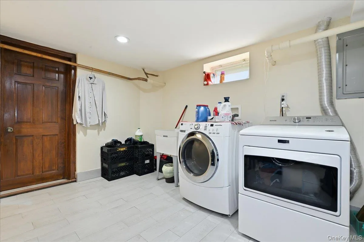 201 Glenmore Street, North Hempstead, NY, 3 Bedrooms Bedrooms, 7 Rooms Rooms,1 BathroomBathrooms,Residential Lease,For Rent,Glenmore,0,1048020 201 Glenmore Street, North Hempstead, NY, 3 Bedrooms Bedrooms, 7 Rooms Rooms,1 BathroomBathrooms,Residential Lease,For Rent,Glenmore,0,1048020