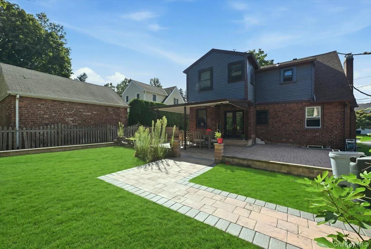 201 Glenmore Street, North Hempstead, NY, 3 Bedrooms Bedrooms, 7 Rooms Rooms,1 BathroomBathrooms,Residential Lease,For Rent,Glenmore,0,1048020 201 Glenmore Street, North Hempstead, NY, 3 Bedrooms Bedrooms, 7 Rooms Rooms,1 BathroomBathrooms,Residential Lease,For Rent,Glenmore,0,1048020