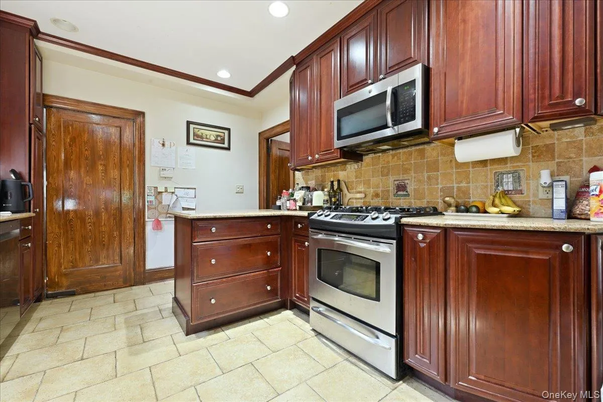201 Glenmore Street, North Hempstead, NY, 3 Bedrooms Bedrooms, 7 Rooms Rooms,1 BathroomBathrooms,Residential Lease,For Rent,Glenmore,0,1048020 201 Glenmore Street, North Hempstead, NY, 3 Bedrooms Bedrooms, 7 Rooms Rooms,1 BathroomBathrooms,Residential Lease,For Rent,Glenmore,0,1048020