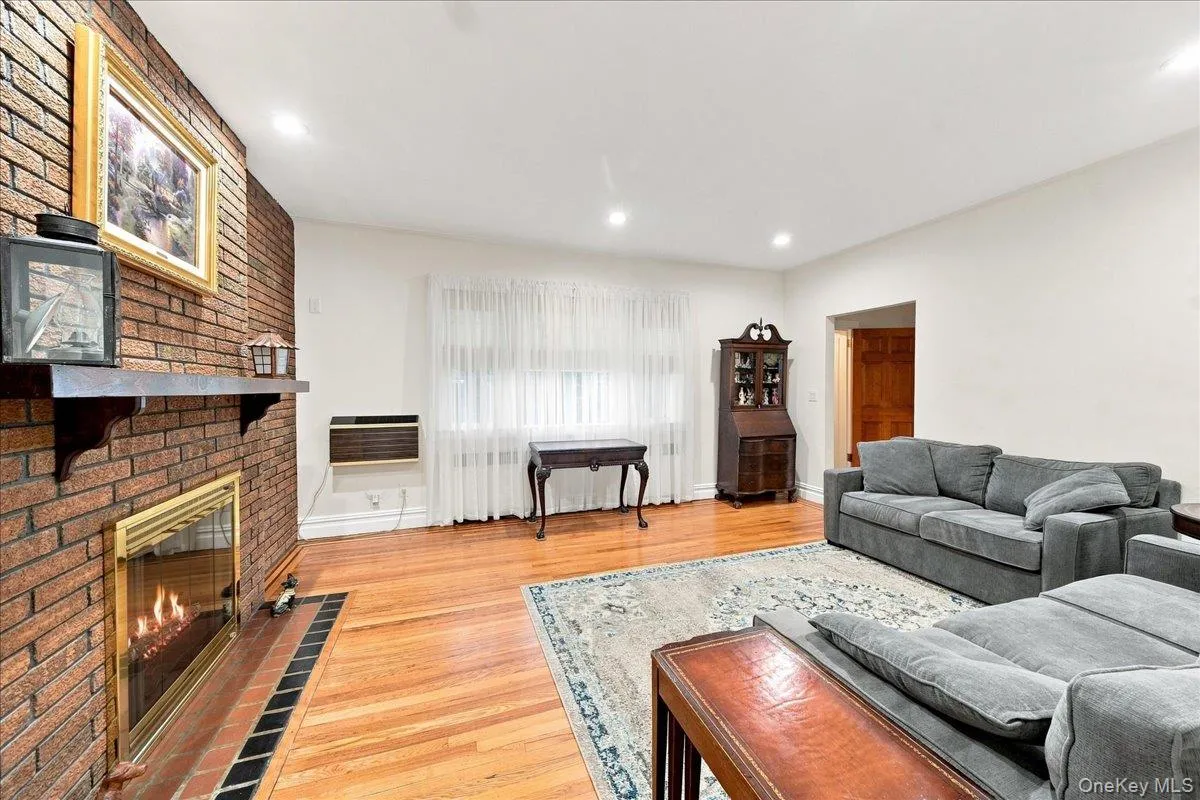 4 Holly Street, Yonkers, NY, 3 Bedrooms Bedrooms, 7 Rooms Rooms,2 BathroomsBathrooms,Residential,For Rent,Holly,0,1048144 4 Holly Street, Yonkers, NY, 3 Bedrooms Bedrooms, 7 Rooms Rooms,2 BathroomsBathrooms,Residential,For Rent,Holly,0,1048144