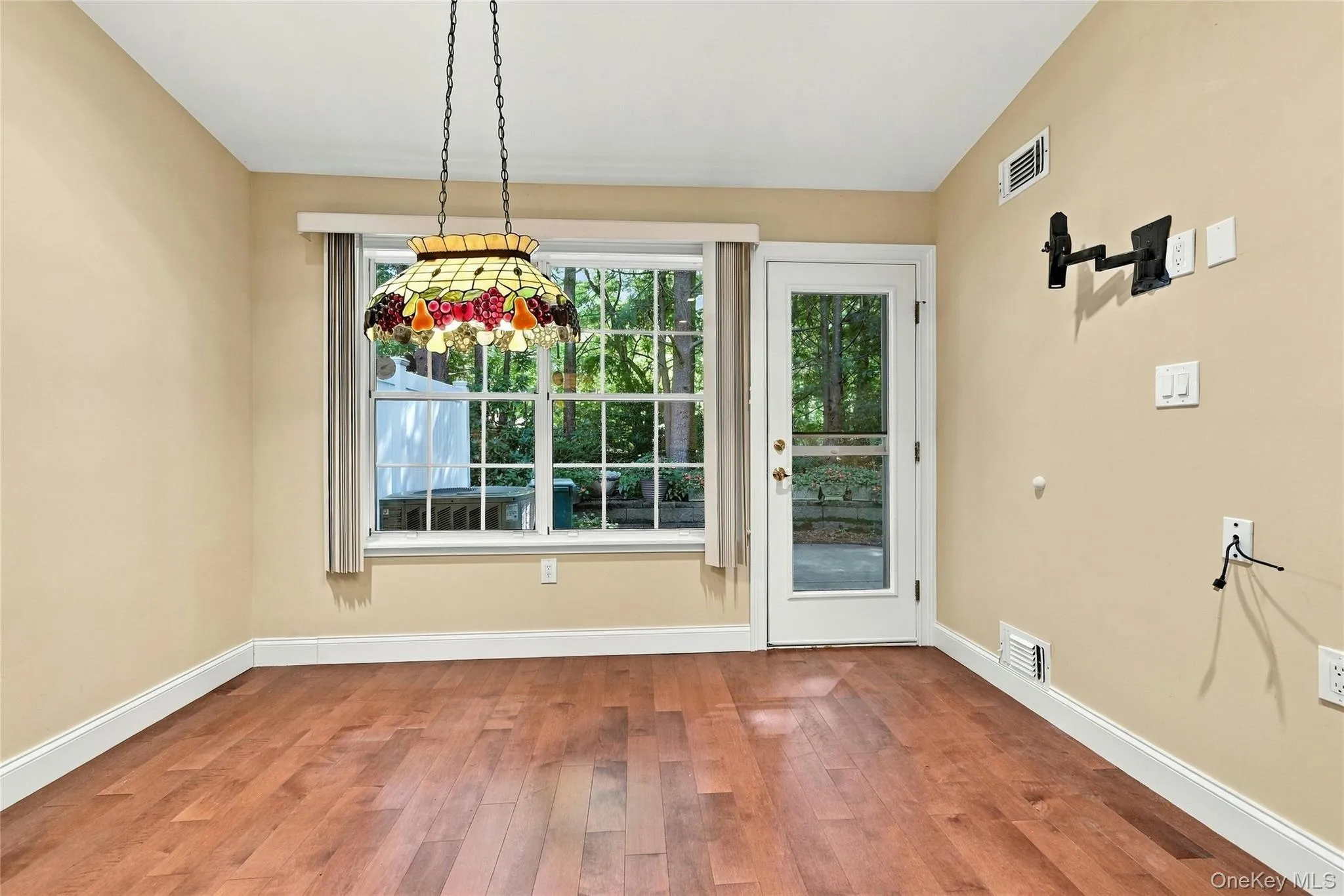 9 Oakdale Court, Brookhaven, NY, 2 Bedrooms Bedrooms, 6 Rooms Rooms,2 BathroomsBathrooms,Residential,For Rent,Oakdale,0,1048158 9 Oakdale Court, Brookhaven, NY, 2 Bedrooms Bedrooms, 6 Rooms Rooms,2 BathroomsBathrooms,Residential,For Rent,Oakdale,0,1048158