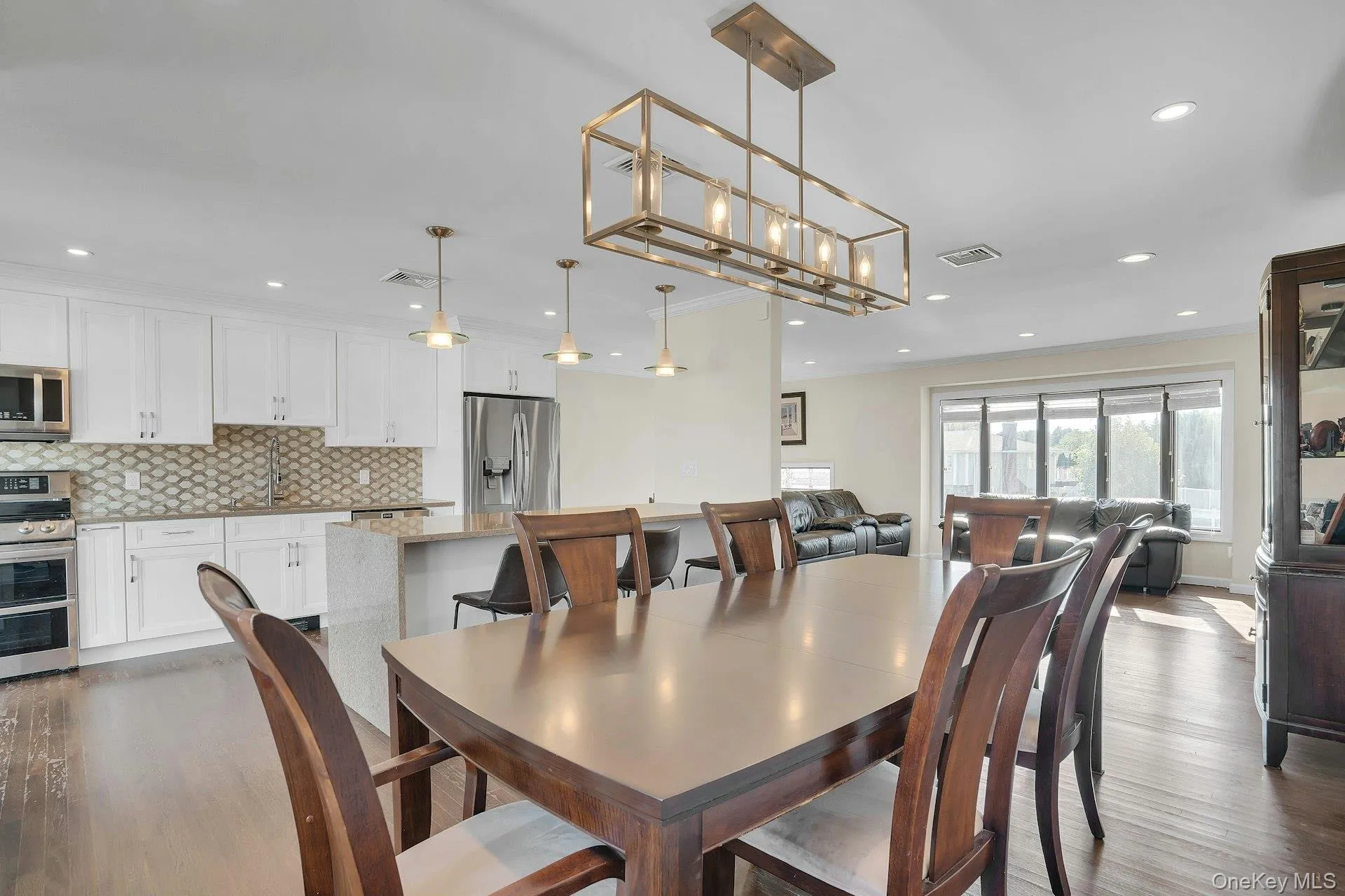 Large table can fit in this dining area. Large table can fit in this dining area.
