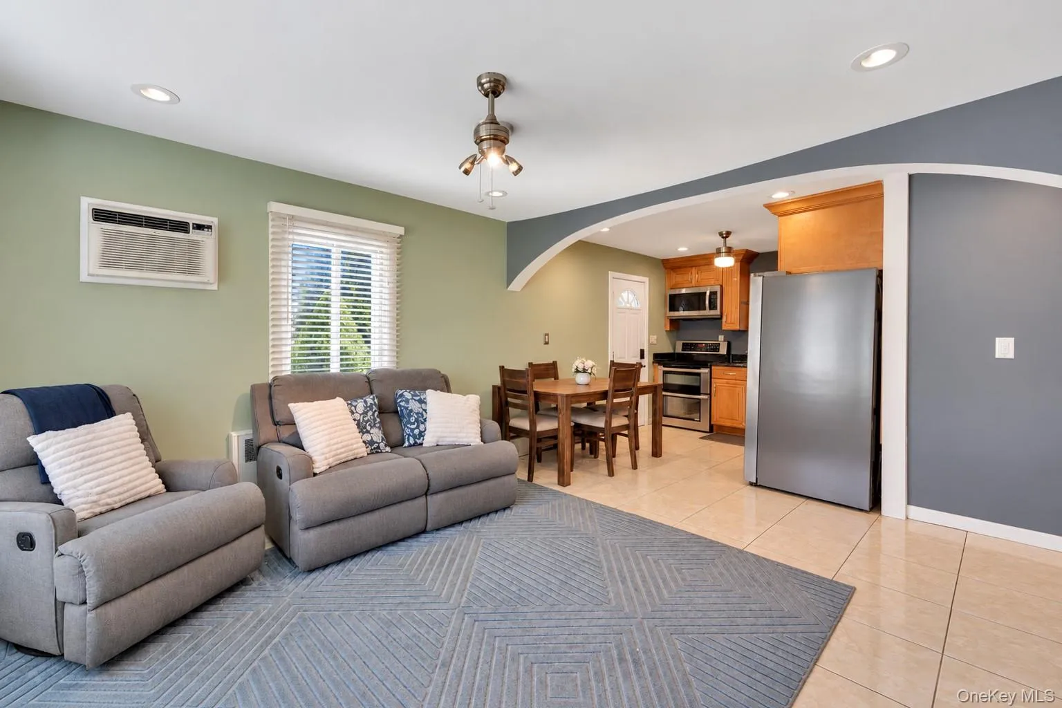 Open floor plan into eat in kitchen Open floor plan into eat in kitchen