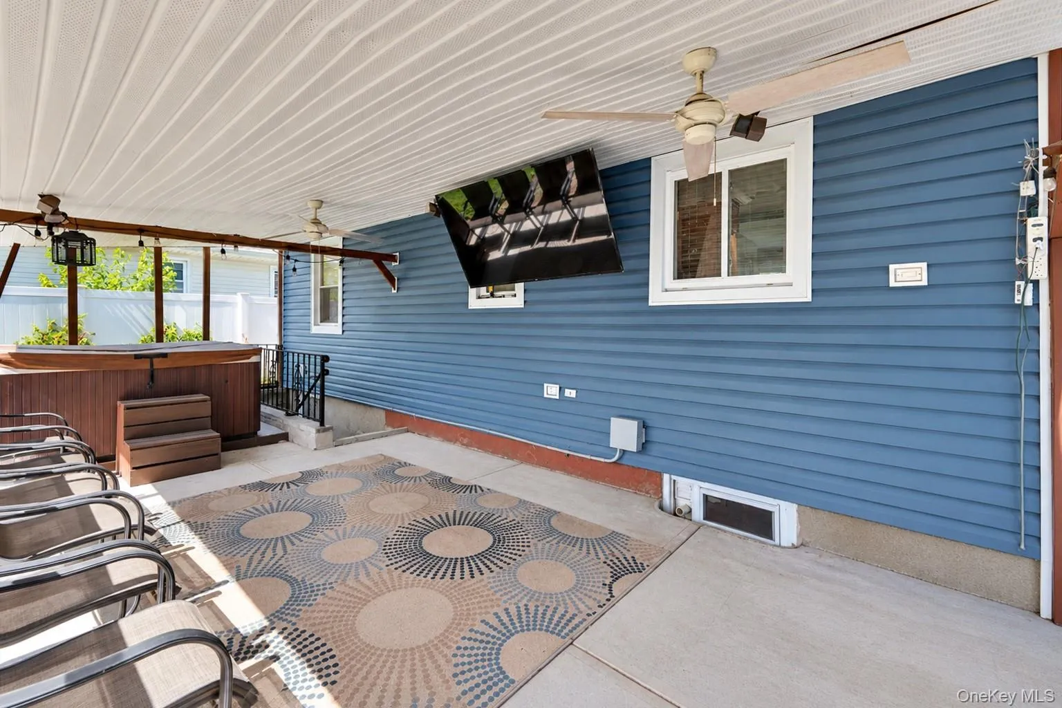 Covered patio with fan Covered patio with fan