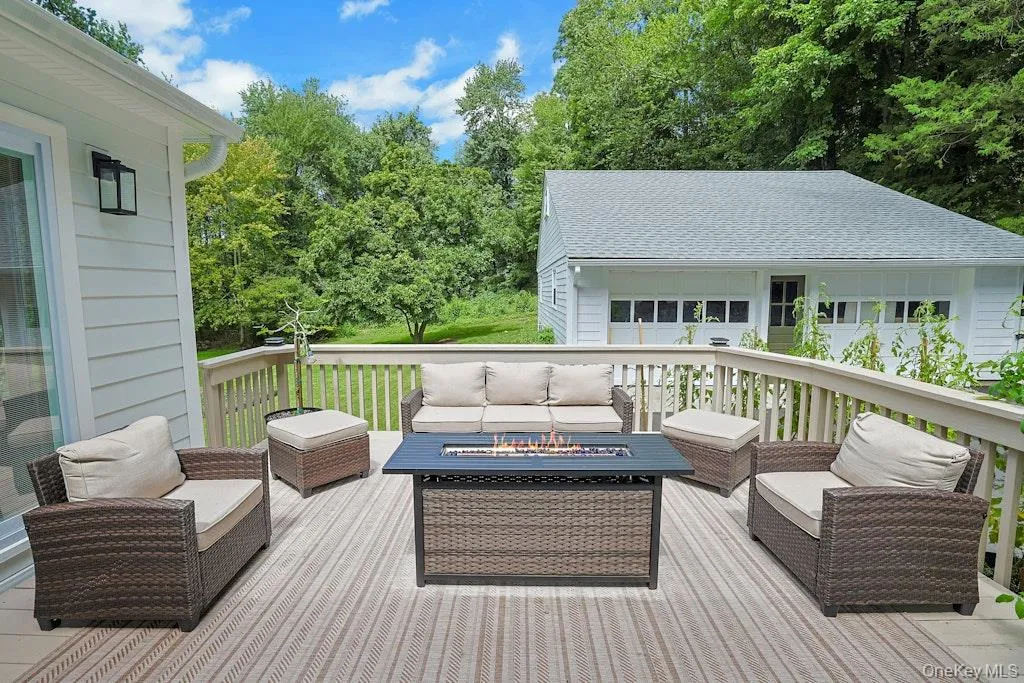 View of the expansive deck, perfect for entertaining! View of the expansive deck, perfect for entertaining!