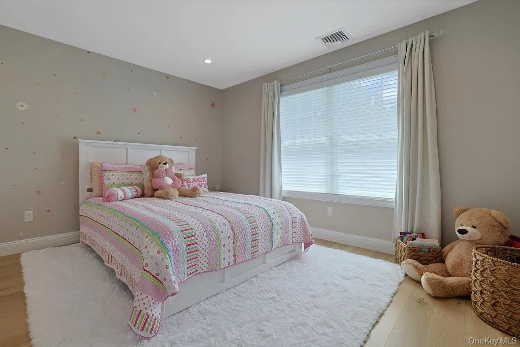 Bright spacious bedroom located on the second level Bright spacious bedroom located on the second level