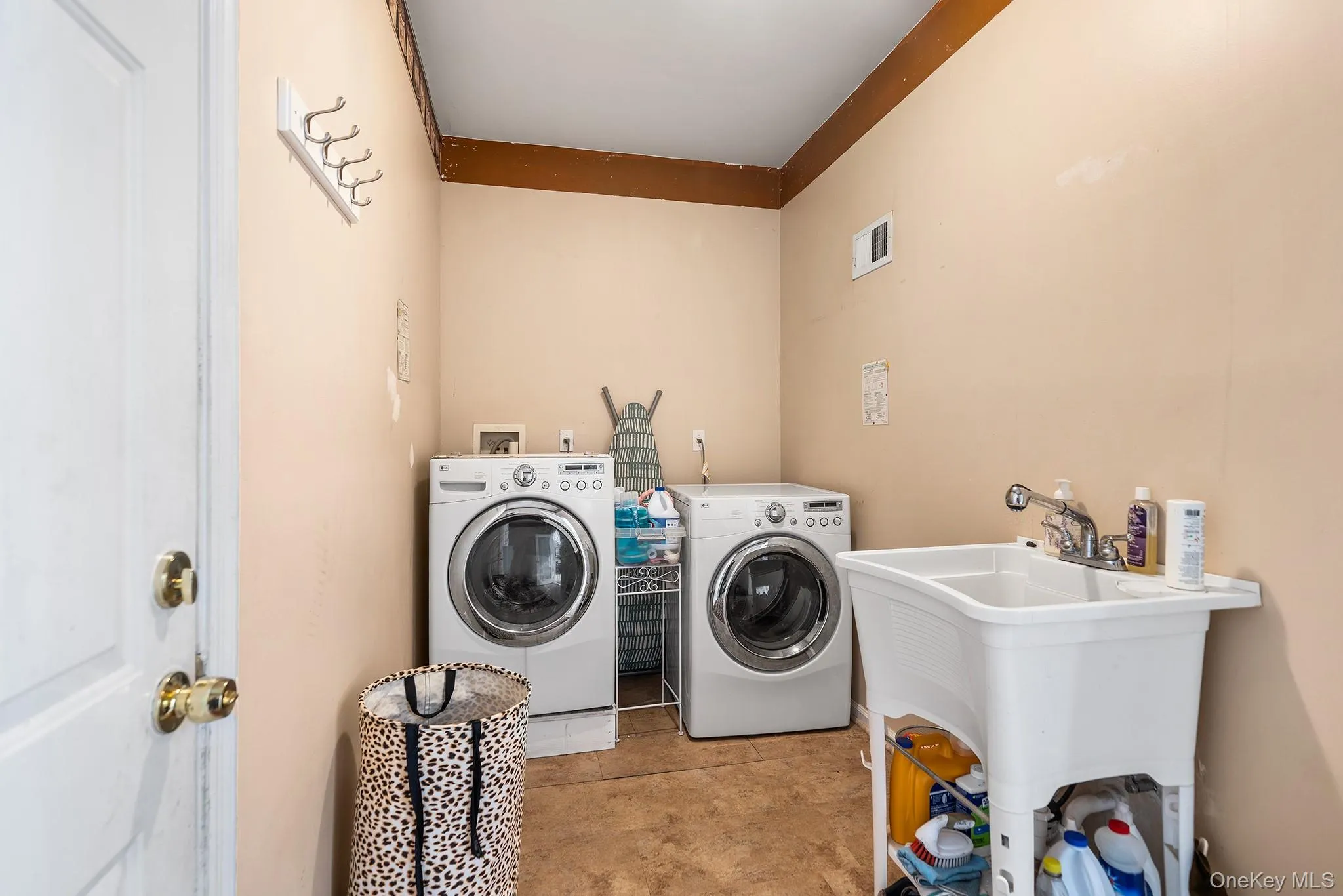 51 Jordan Drive, Brookhaven, NY, 4 Bedrooms Bedrooms, 13 Rooms Rooms,3 BathroomsBathrooms,Residential,For Rent,Jordan,0,1048249 51 Jordan Drive, Brookhaven, NY, 4 Bedrooms Bedrooms, 13 Rooms Rooms,3 BathroomsBathrooms,Residential,For Rent,Jordan,0,1048249