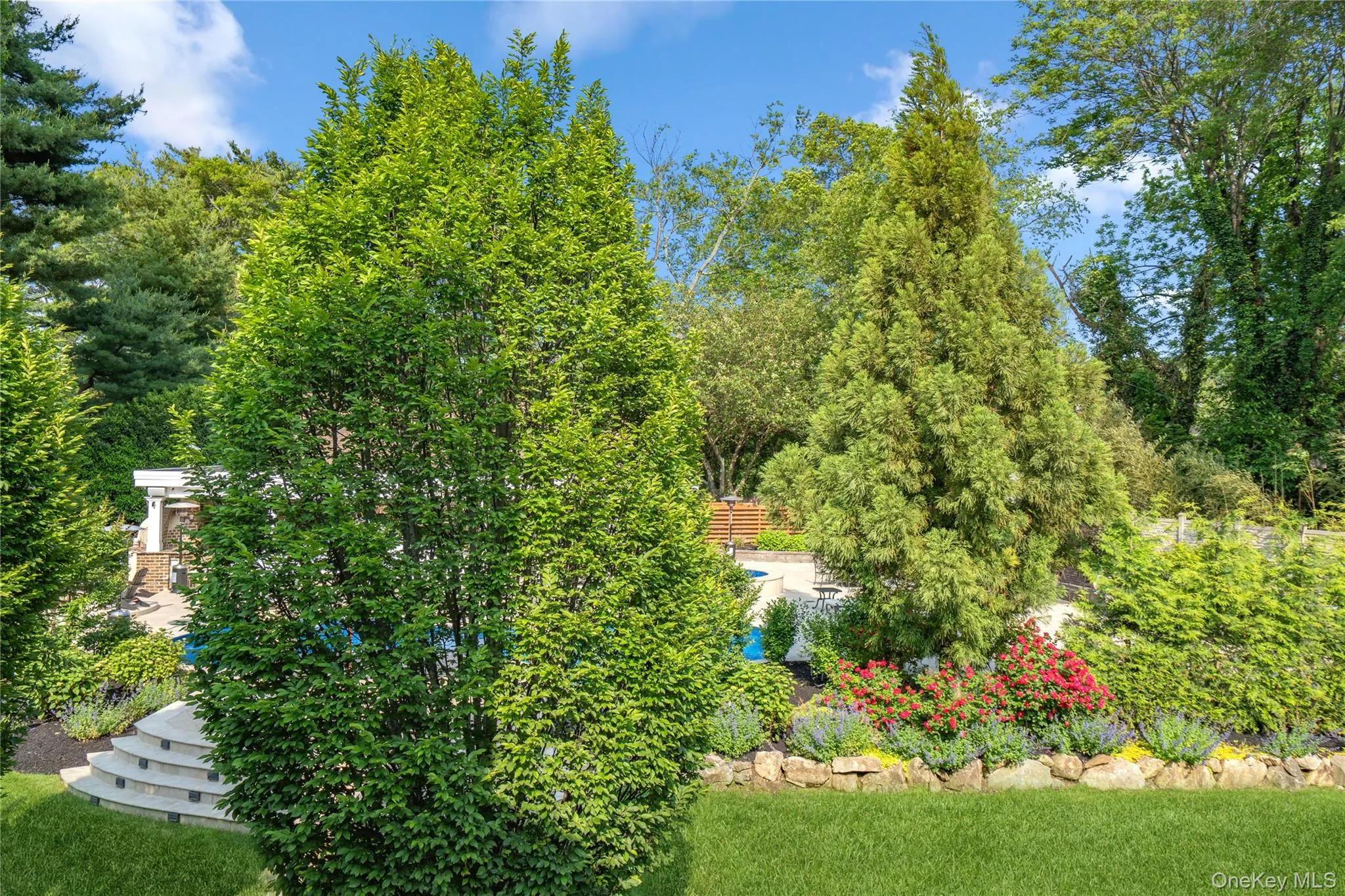 Gorgeous professionally landscaped property Gorgeous professionally landscaped property