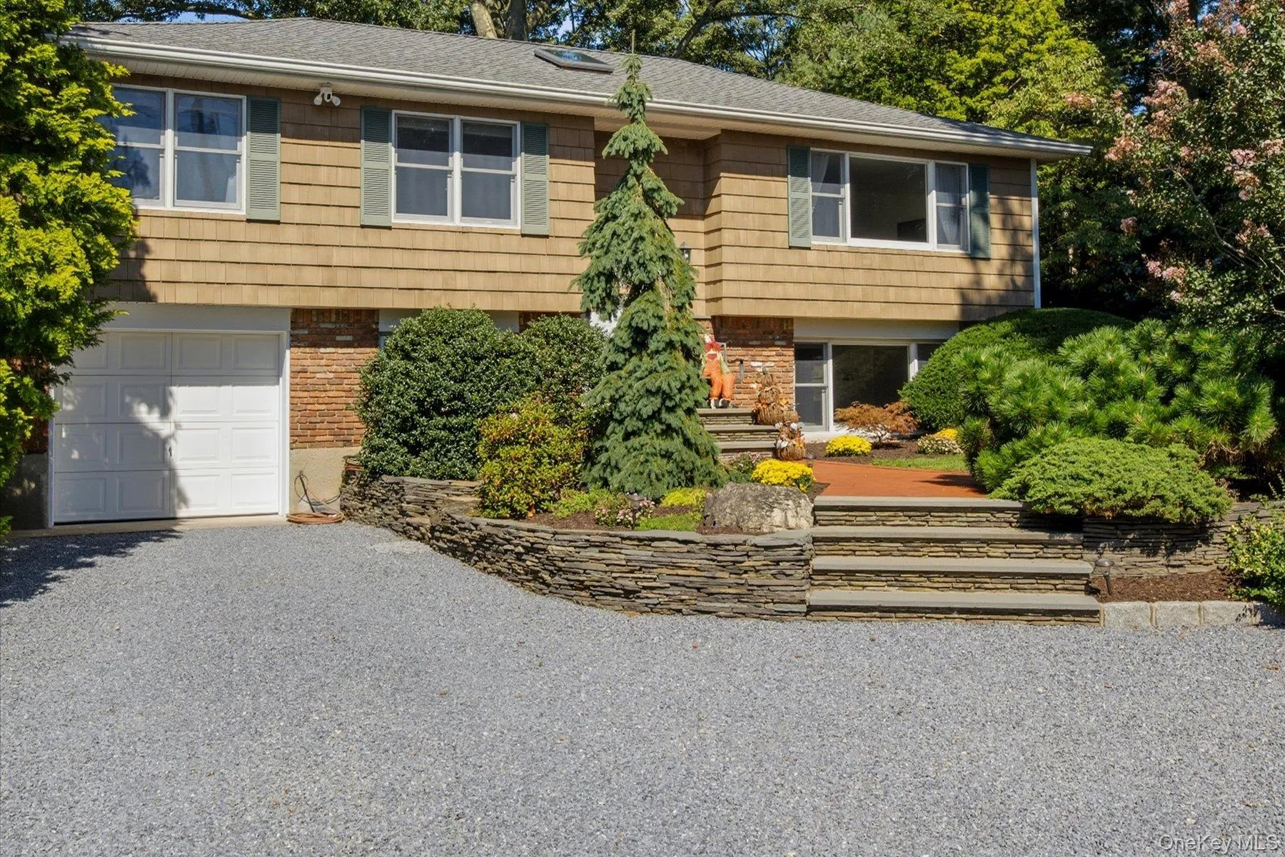 Large Driveway with ample parking Large Driveway with ample parking